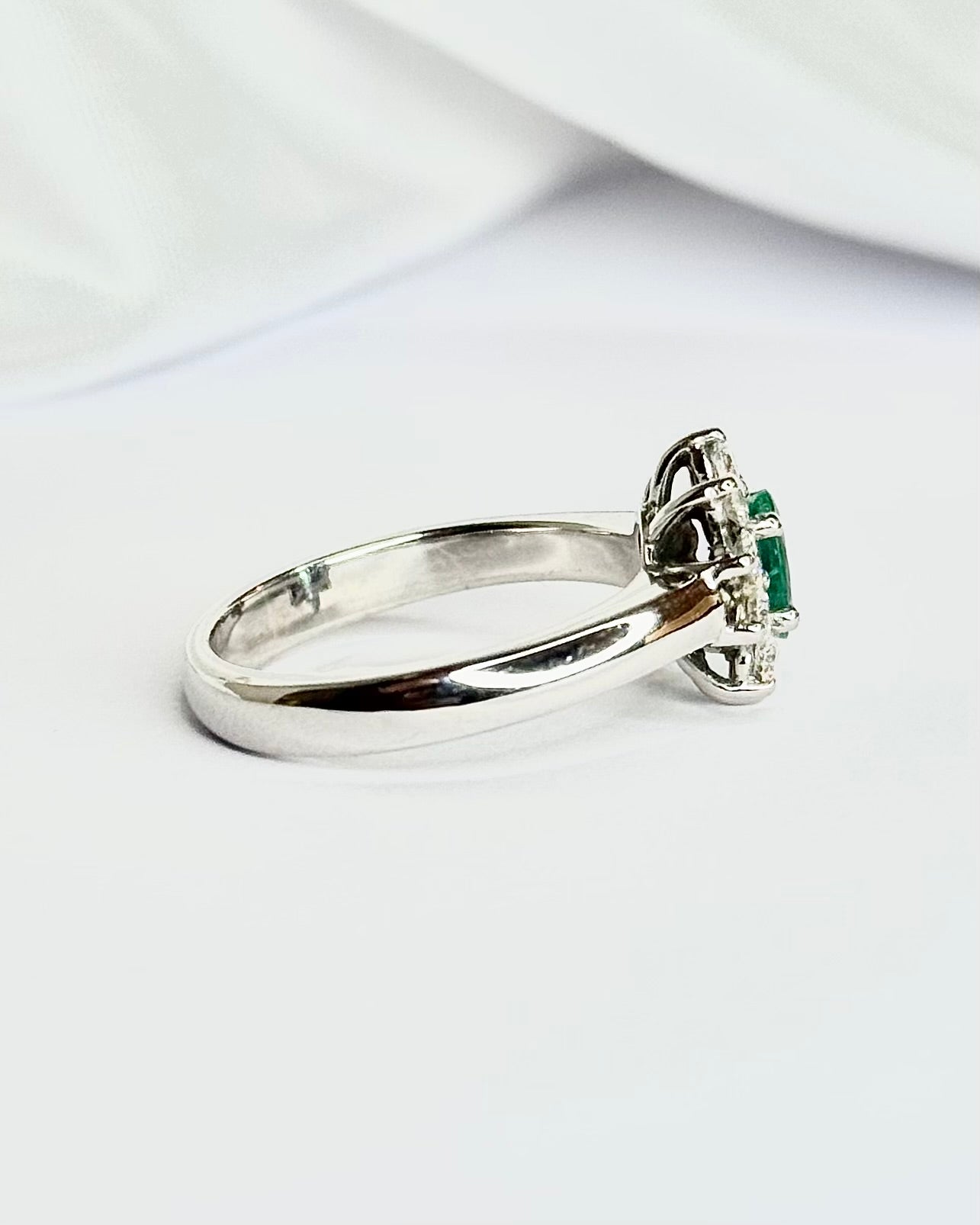 Bague Marguerite Émeraude 0.45 carat & Diamants 0.40 carat "Odette" - Elliade Paris