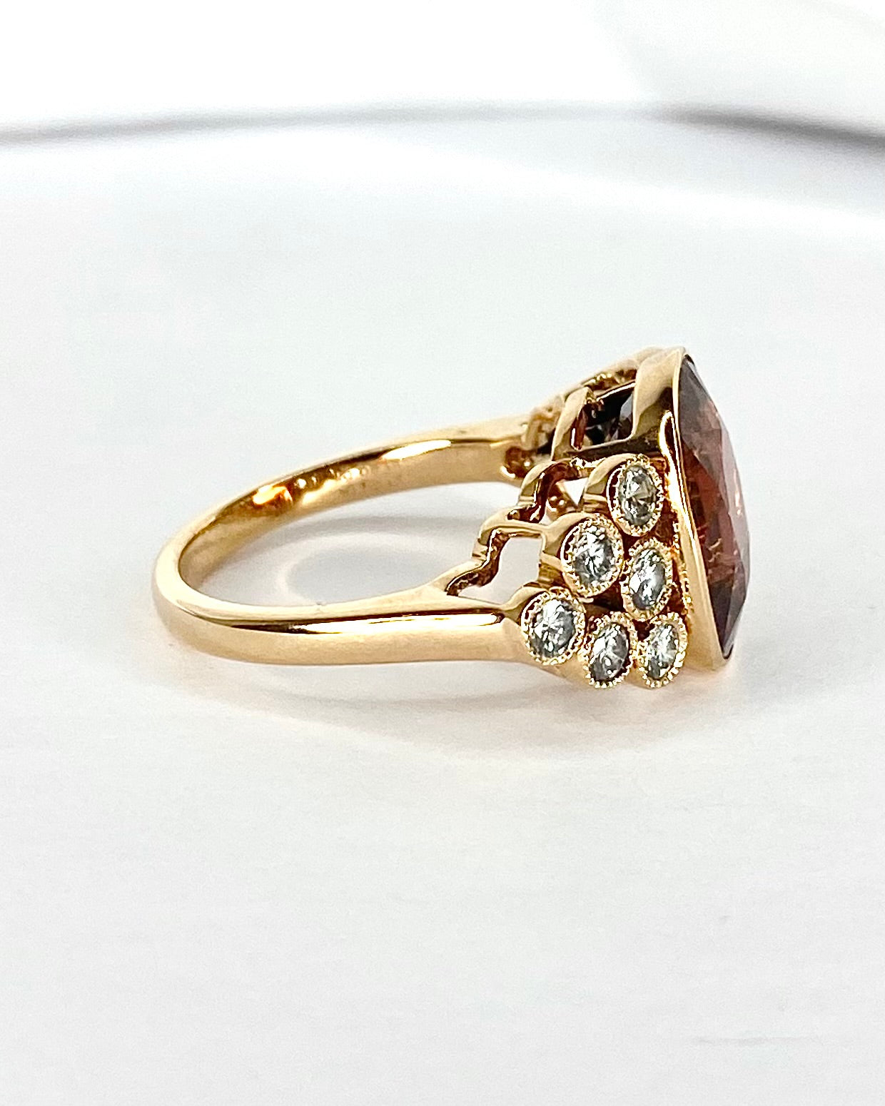 Anillo Trilogía Turmalina de Mozambique 6.69 quilates, Diamantes 0.85 quilate y Oro 7.09 g "Siyu"