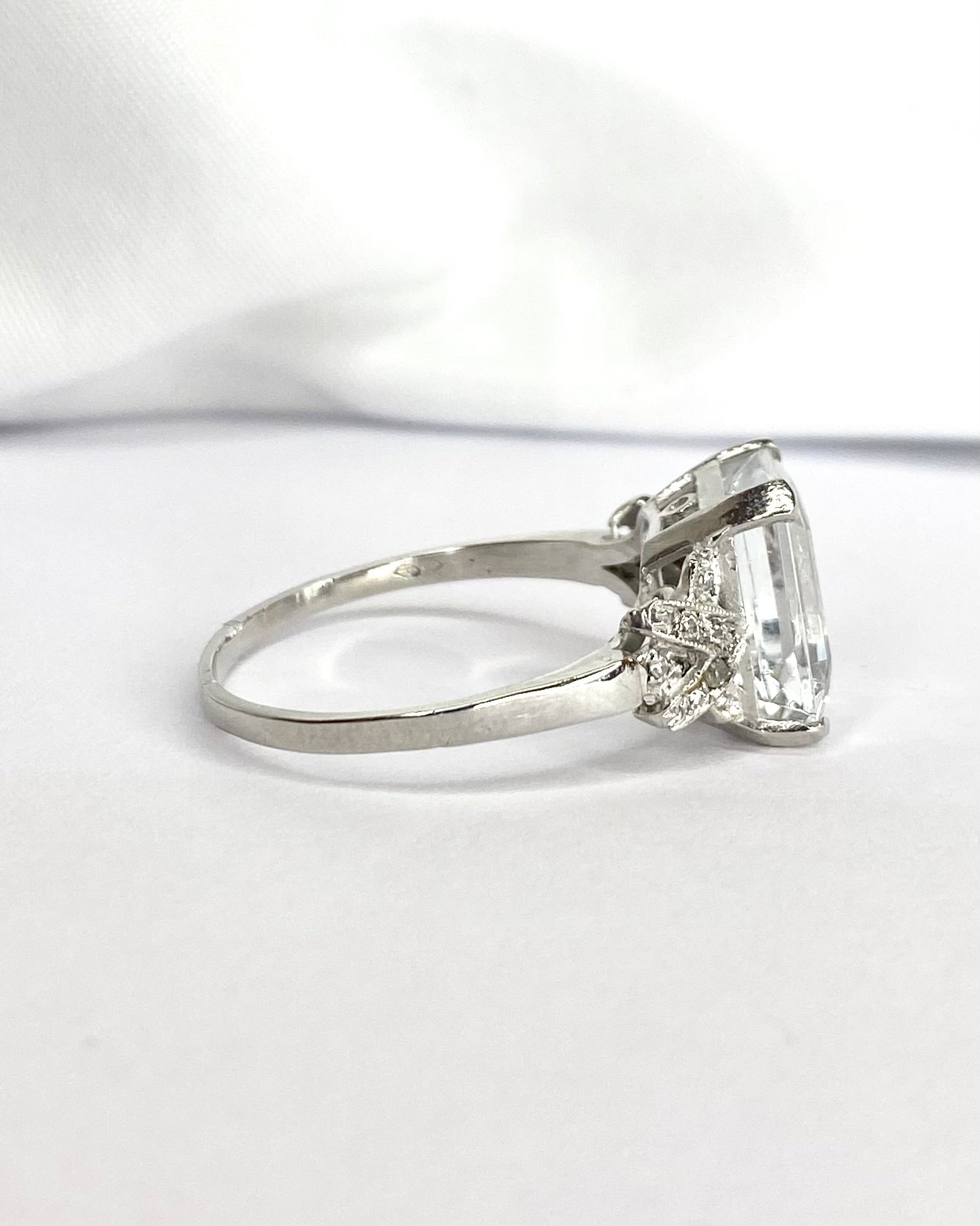 Bague Trilogie Goshenite 4.42 carats & 16 Diamants "Eugenie" - Elliade Paris