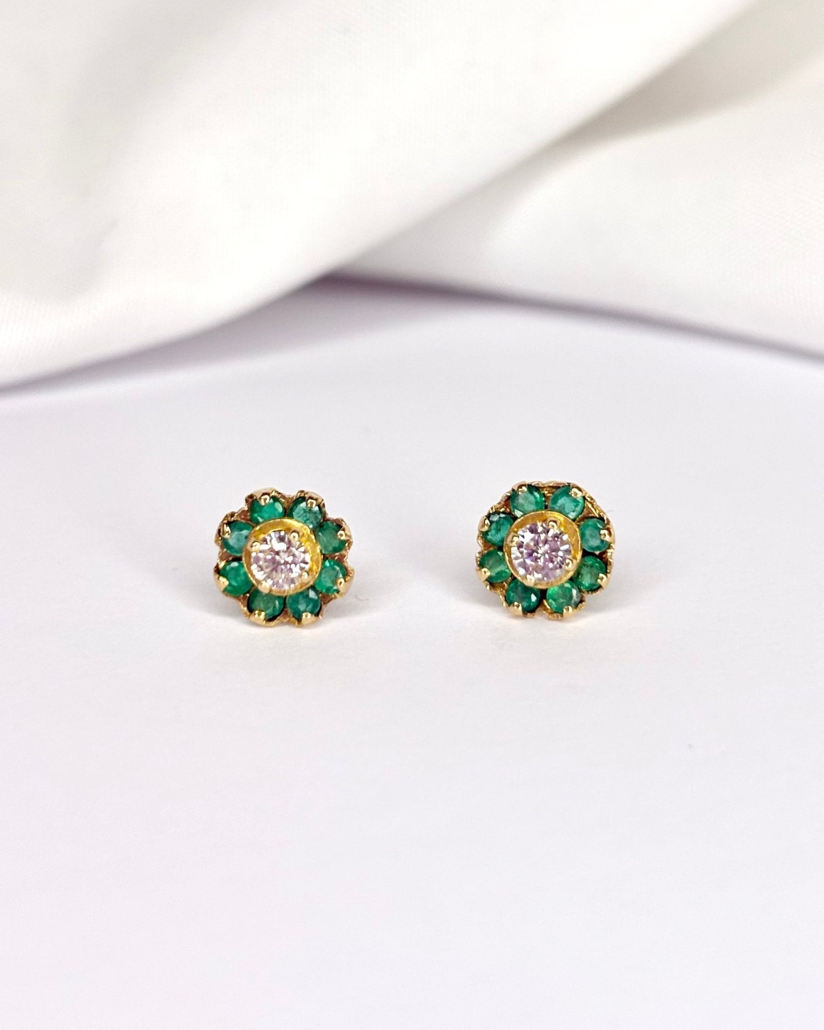 Boucles Marguerite 16 Émeraudes & Diamants 0.20 carat "Eline" - Elliade Paris