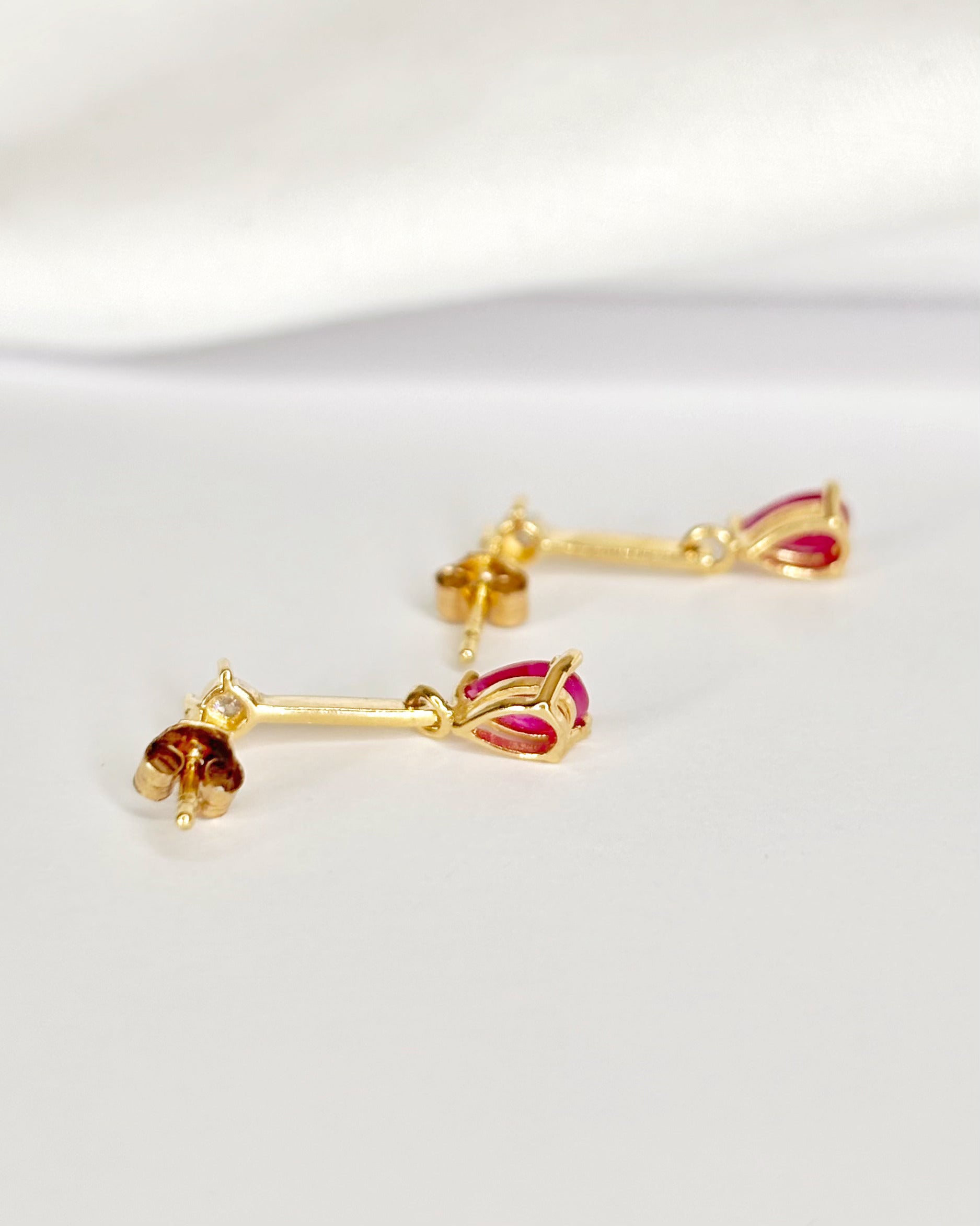 Pendientes colgantes de rubí de 0.60 quilates y diamantes «Vivienne»