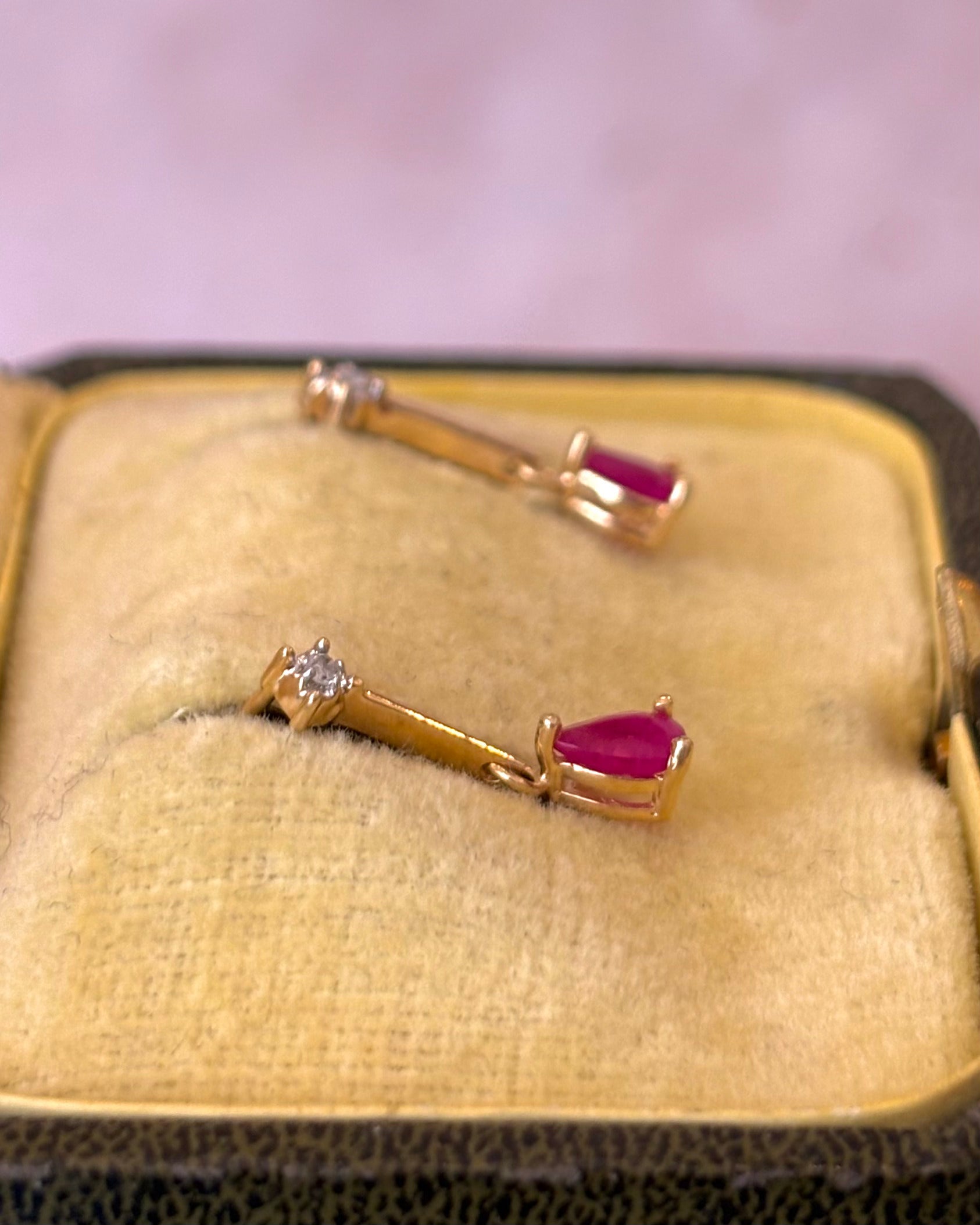Pendientes colgantes de rubí de 0.60 quilates y diamantes «Vivienne»
