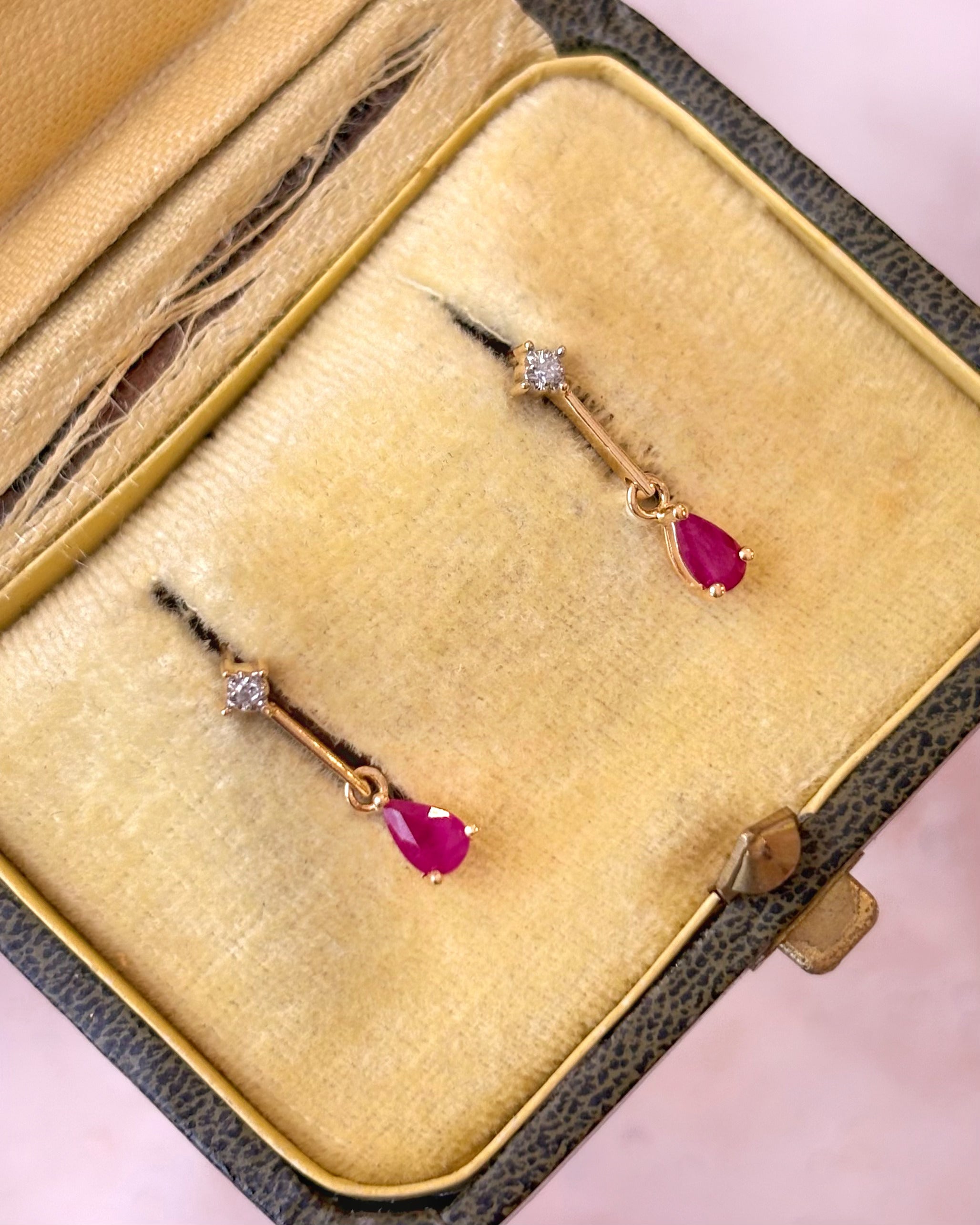Pendientes colgantes de rubí de 0.60 quilates y diamantes «Vivienne»