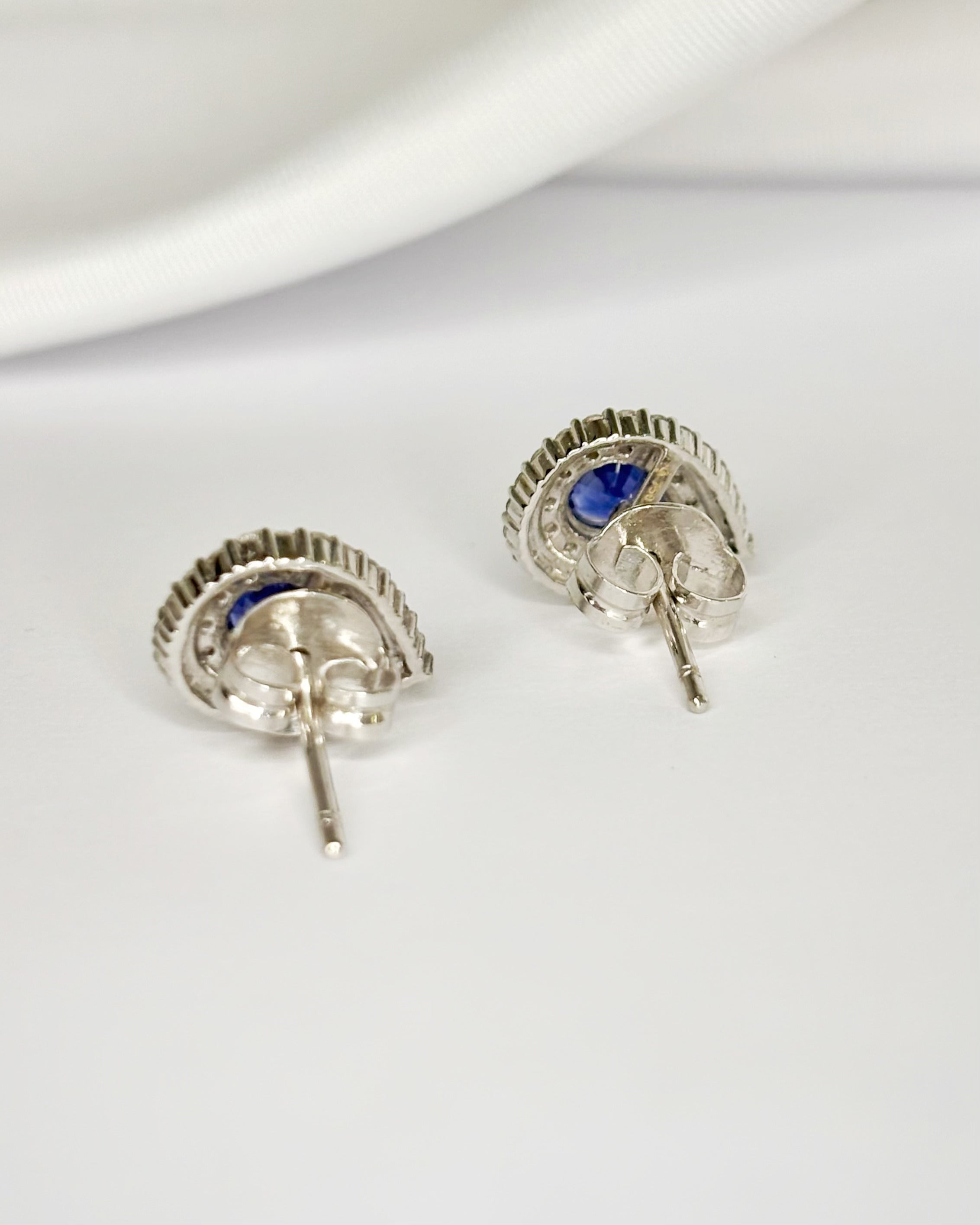 Marguerite Stud Earrings with Ceylon Sapphire 0.61 Carat & Diamonds 0.68 Carat "Bélinda"