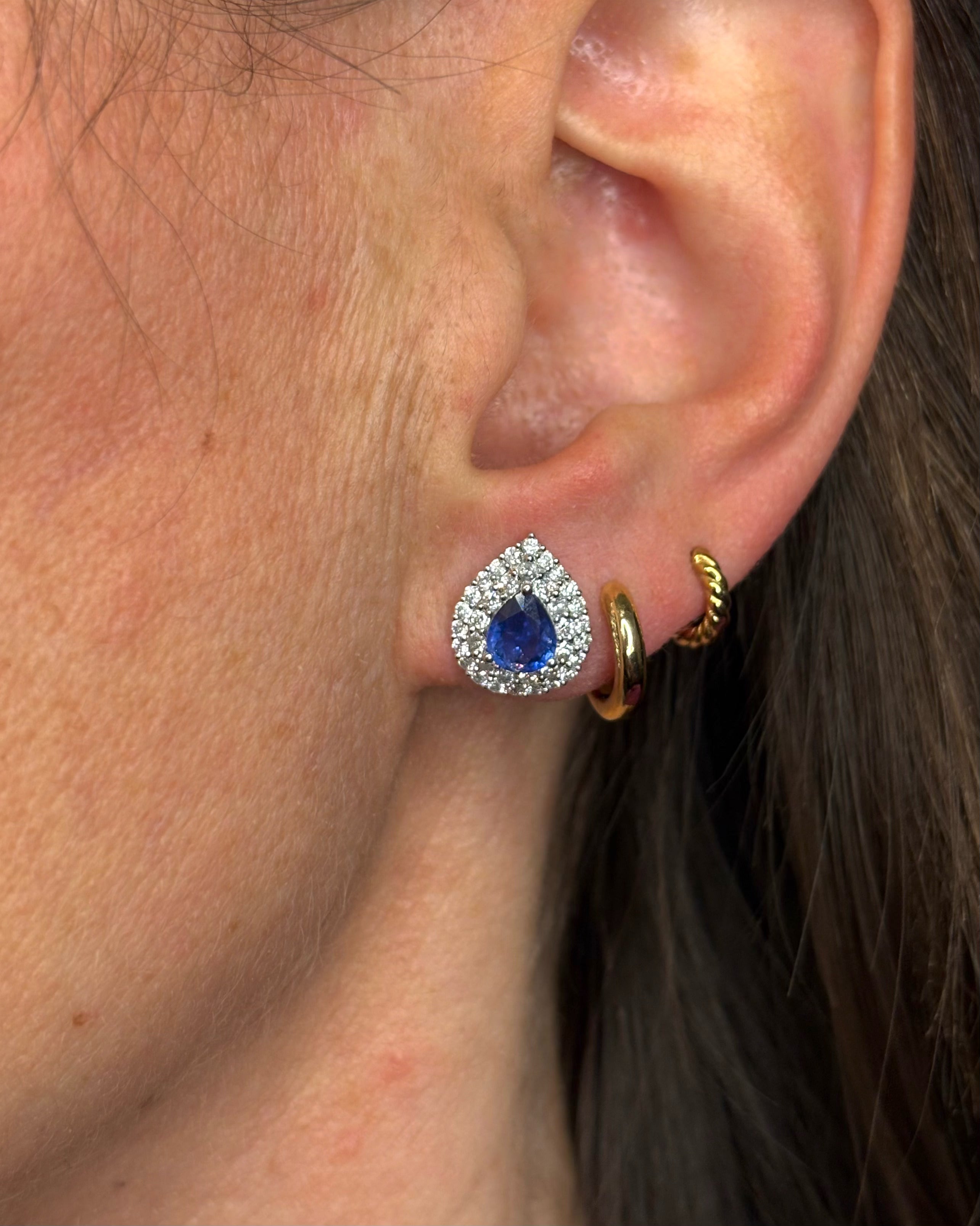 Marguerite Stud Earrings with Ceylon Sapphire 0.61 Carat & Diamonds 0.68 Carat "Bélinda"