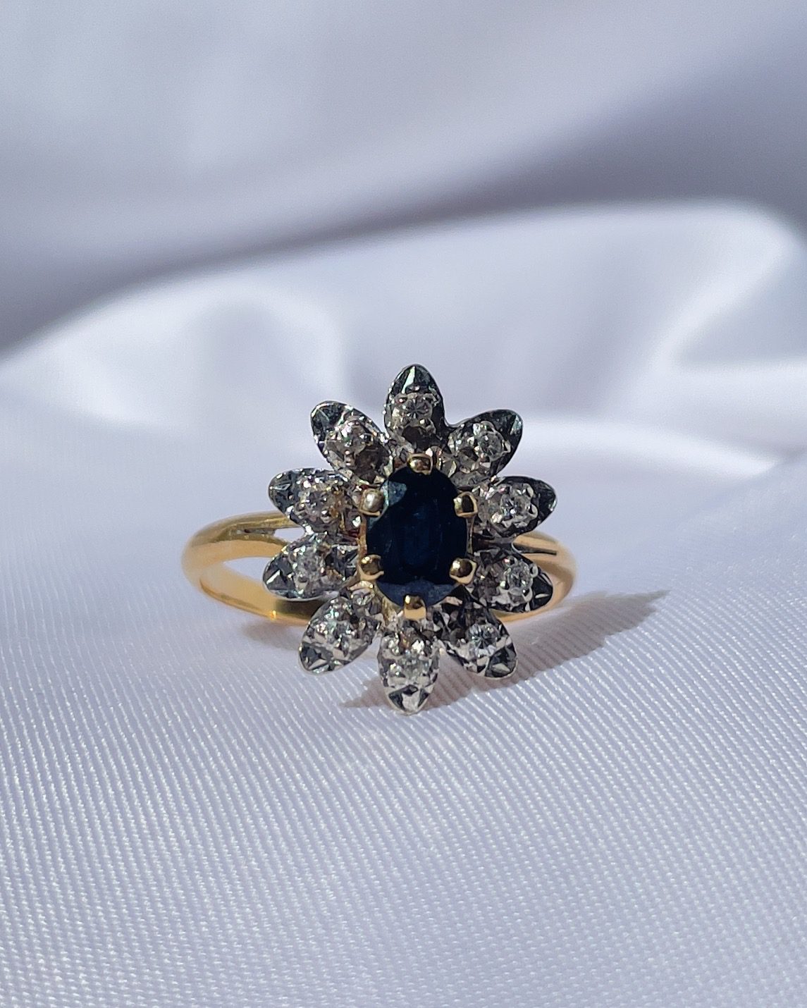 Anillo de margaritas con zafiro y diamantes "Pia"