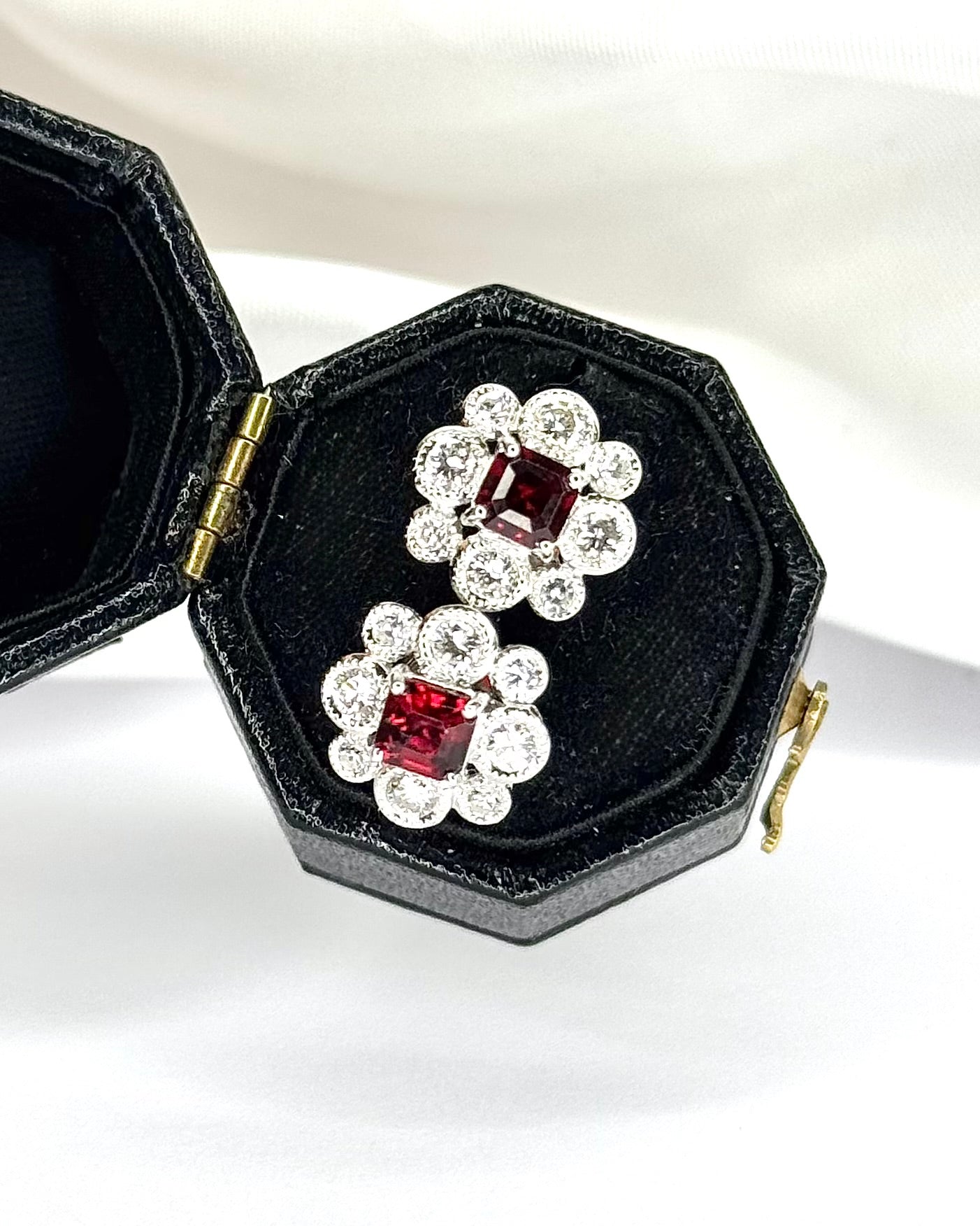 Pendientes de botón Margarita con espinelas birmanas de 0,90 quilates y diamantes de 0,66 quilates "Ninon"
