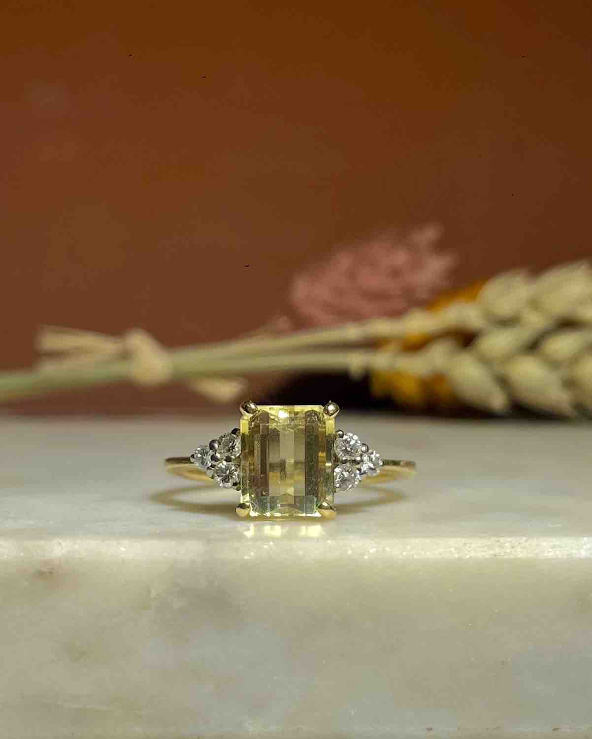 Anillo trilogía de citrino y diamantes "Cléome"