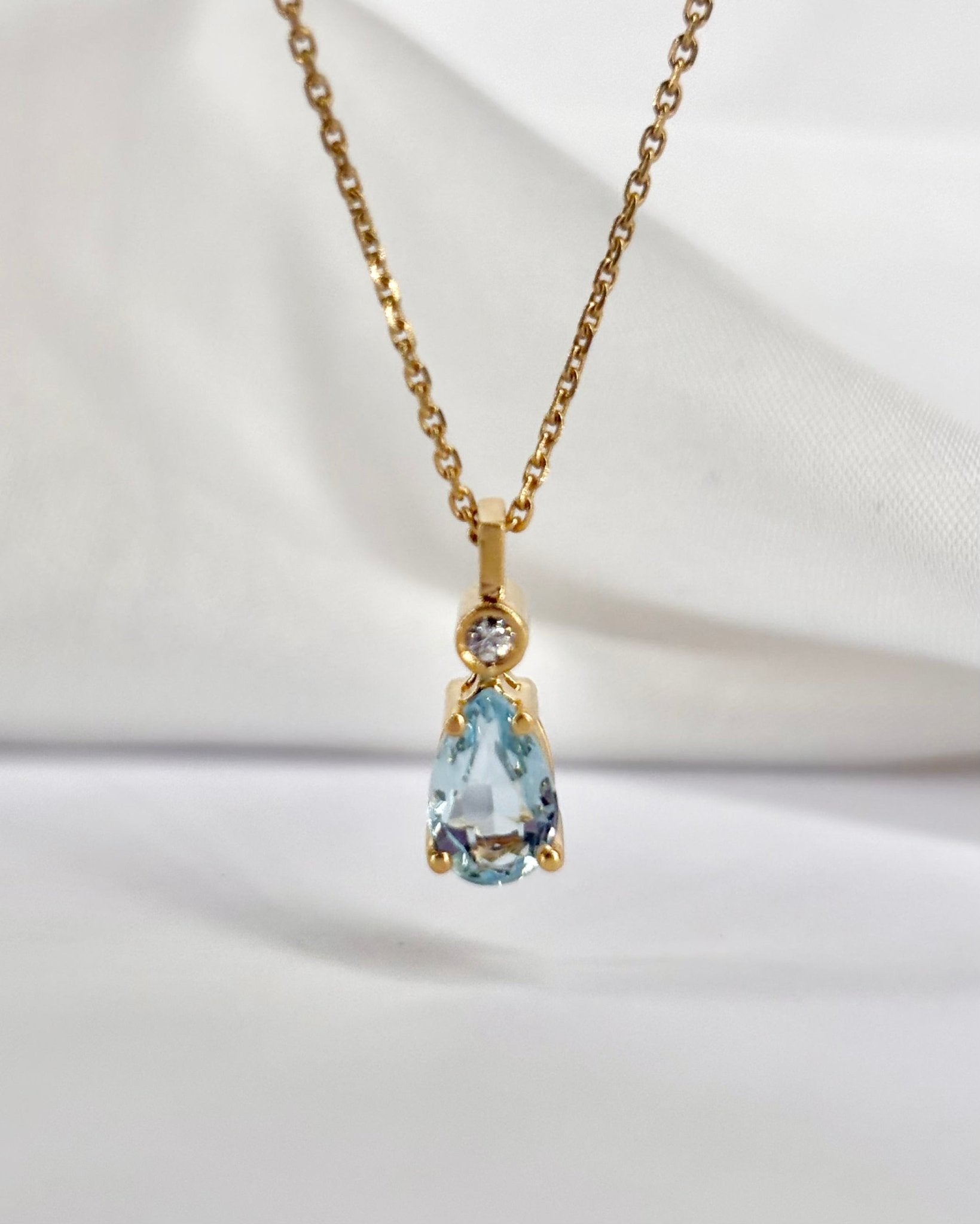Collier Aigue - marine poire 0.80 carat, Diamant & Or 18 carats "Catalia" - Elliade Paris