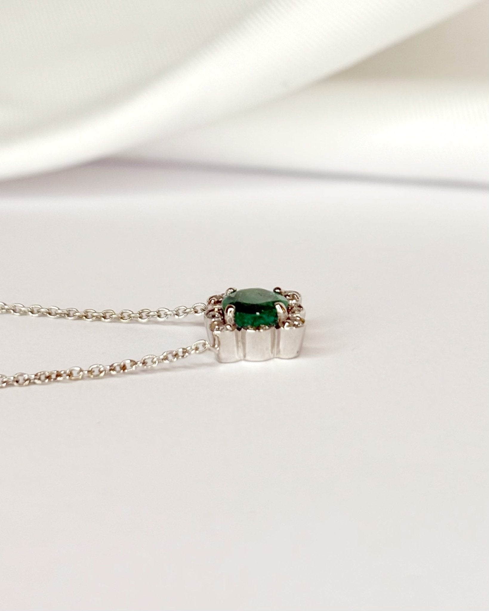 Collier Émeraude 0.40 carat & Diamants "Basima" - Elliade Paris