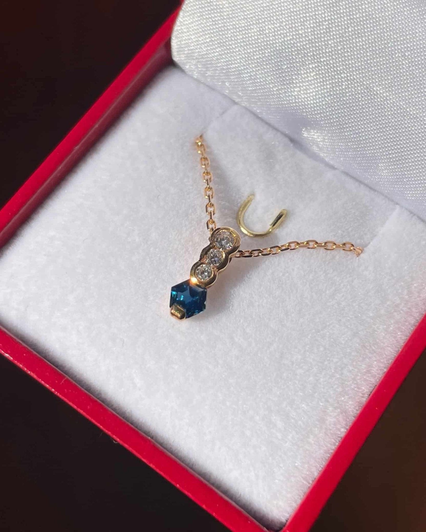 Collier Saphir 0.50 carat & Diamants "Isadora" - Elliade Paris