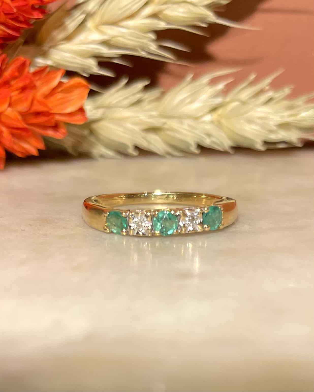Demi-alliance émeraudes & diamants "Berthe"