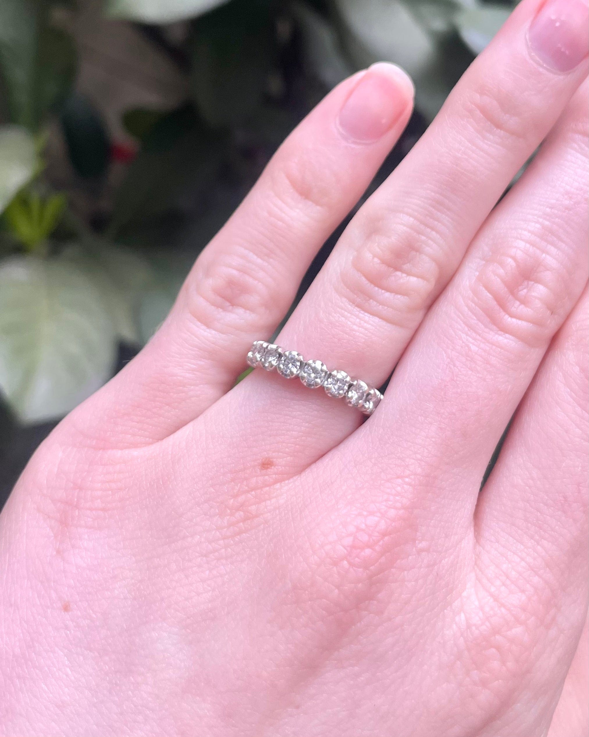 Alianza de media boda "Jacqueline" con 12 diamantes de 1 quilate