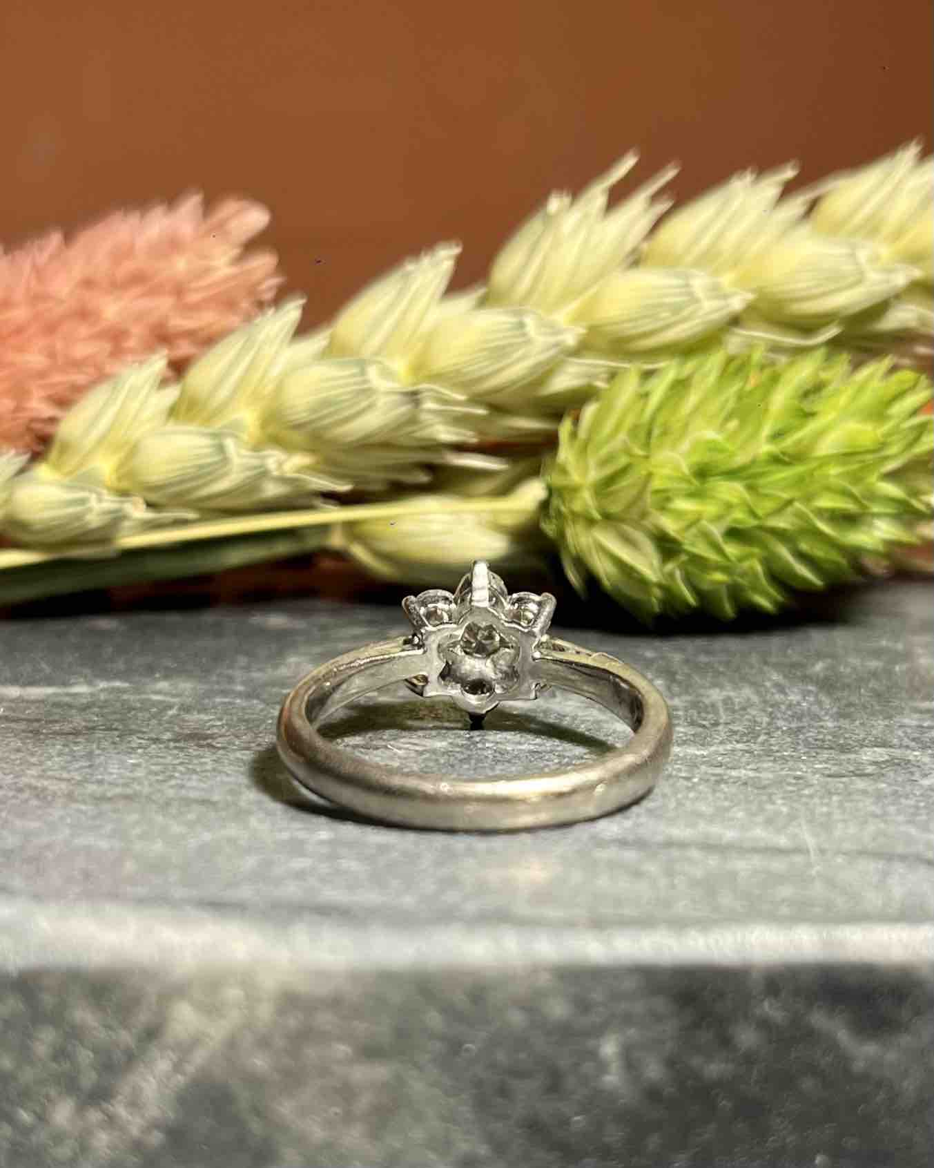 Anillo de margaritas con diamantes "Anaé"