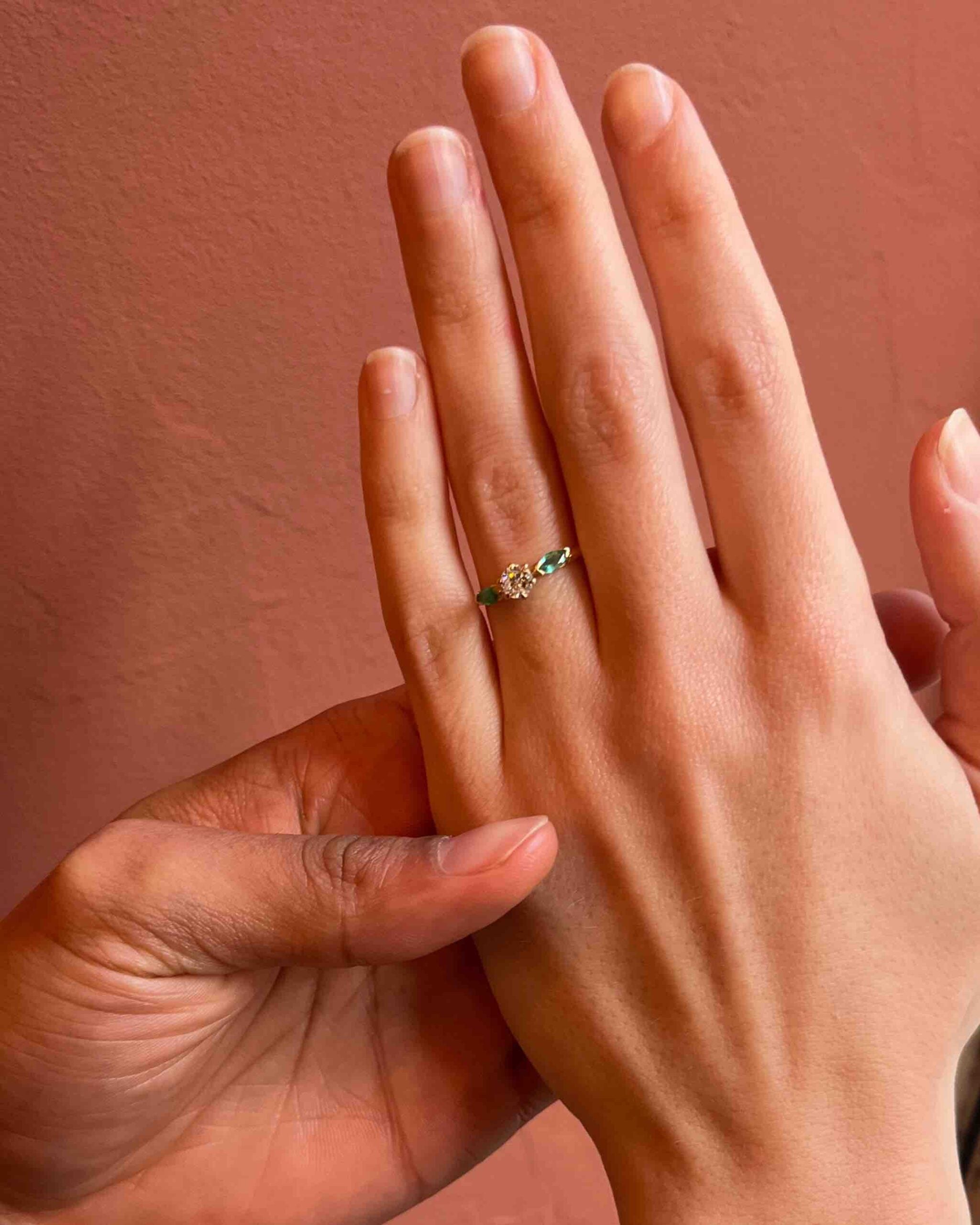 Anillo de trilogía de diamantes y esmeraldas "Anastasia"