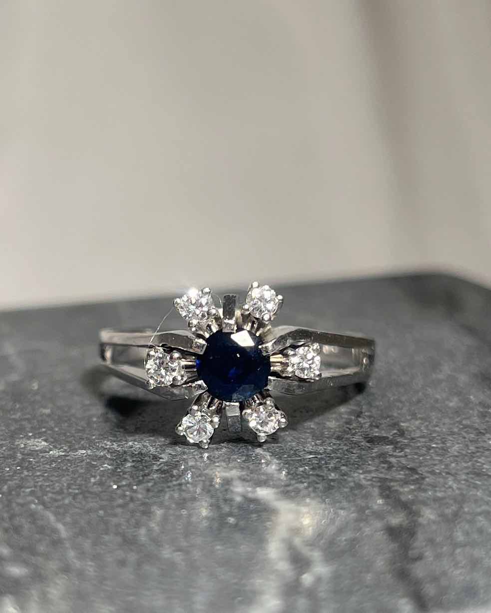 Anillo de margaritas con zafiro y diamantes "Ivy"