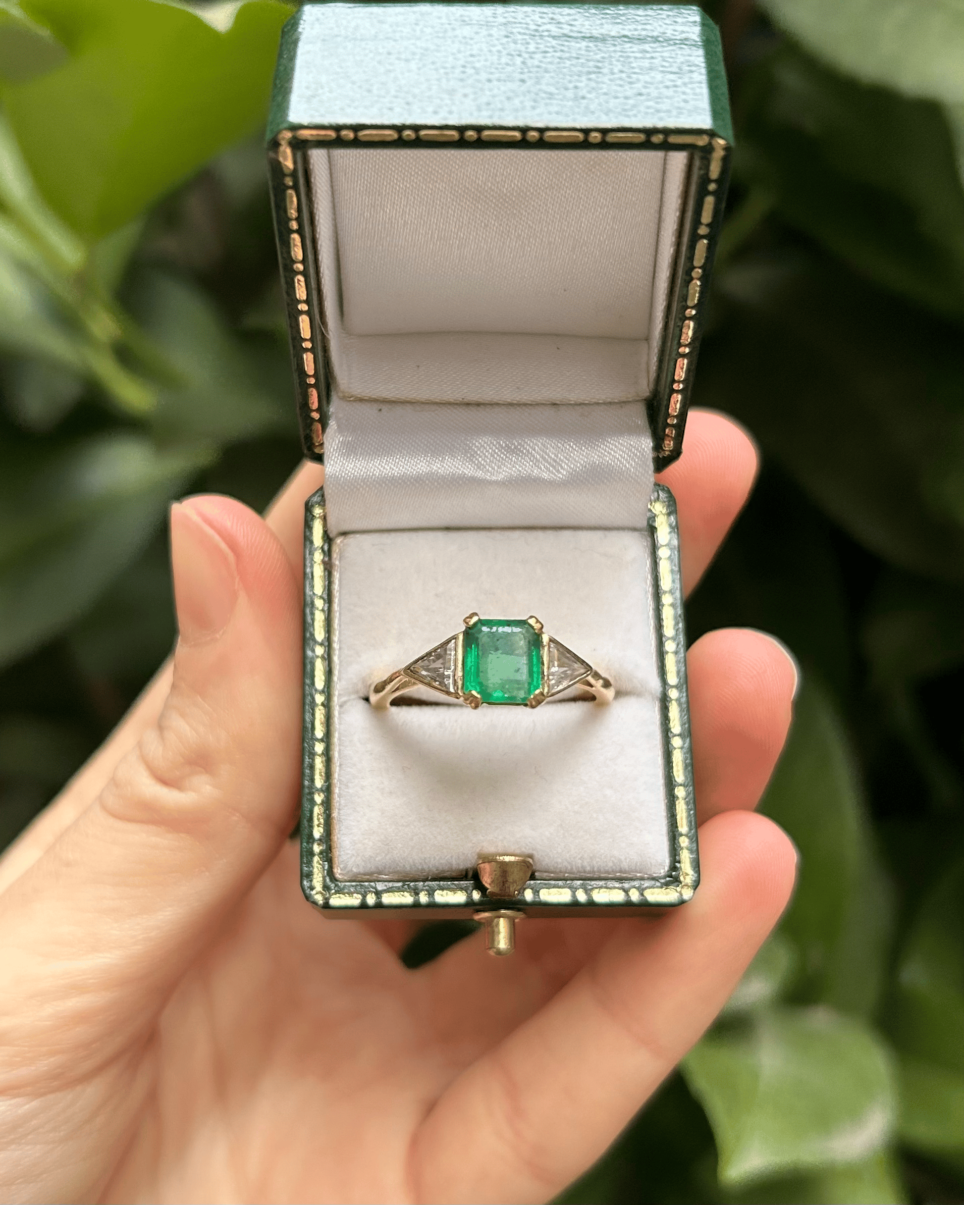 Anillo "Jailys" de trilogía de esmeraldas y diamantes de 1,80 quilates