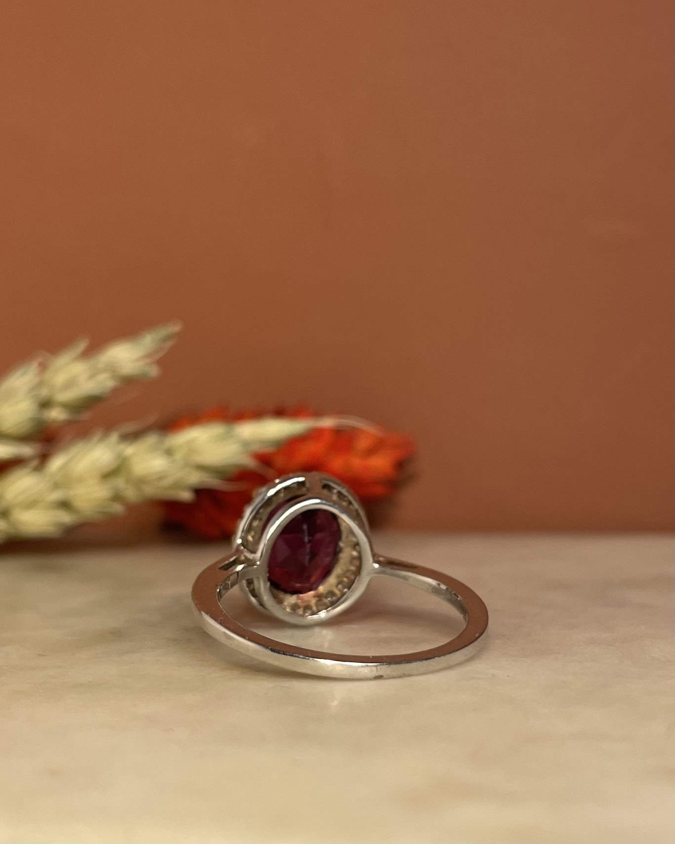 Anillo "Julienne" de margaritas de granate y diamantes de 2,60 quilates