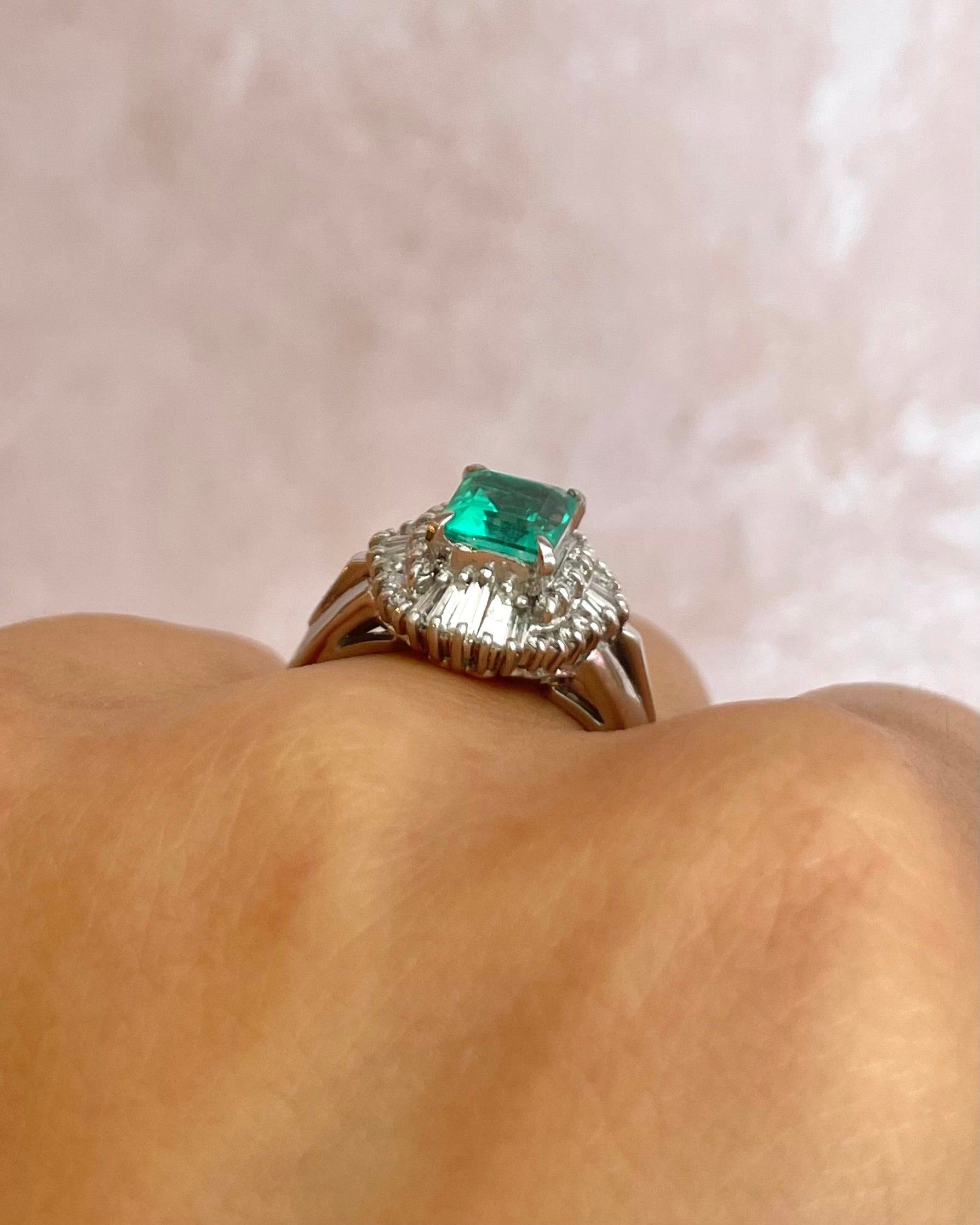 Bague Marguerite Émeraude 0.78 carat & 44 Diamants "Amalia"