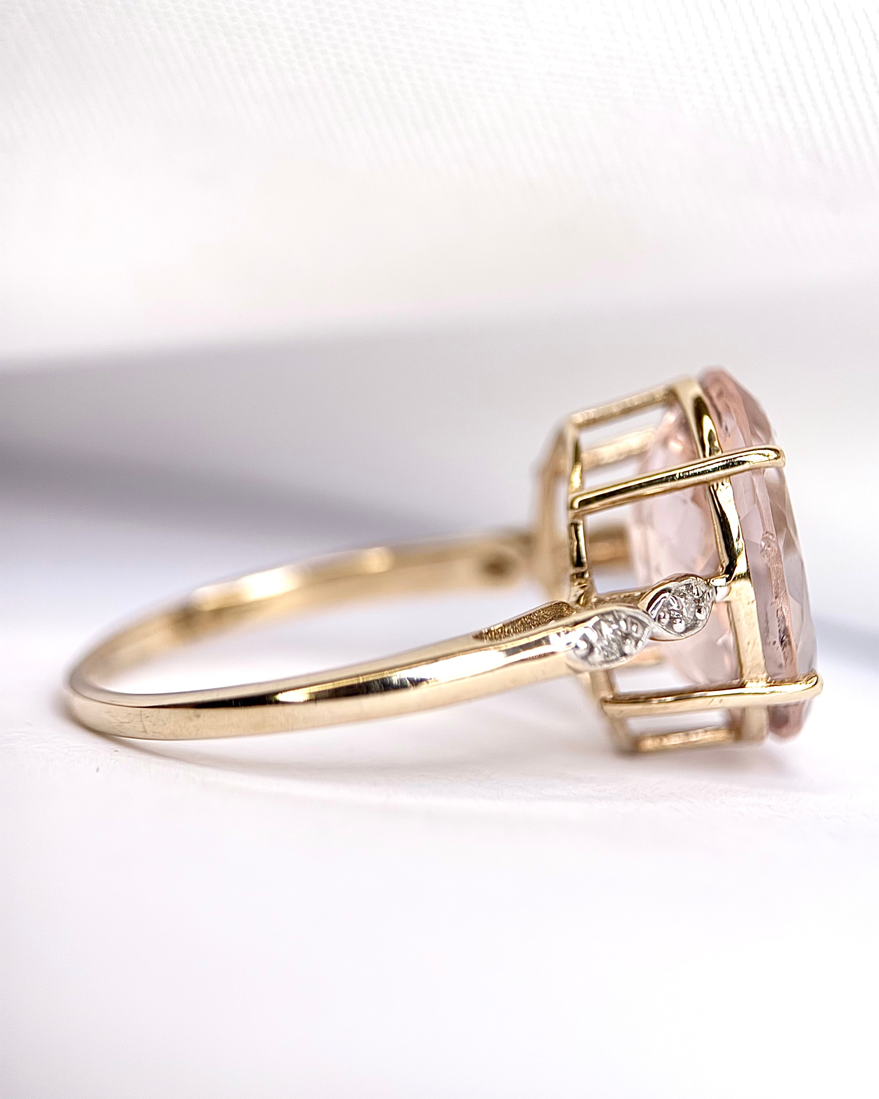 Anillo trilogía de morganita de 4.95 quilates y diamantes «Lilia»