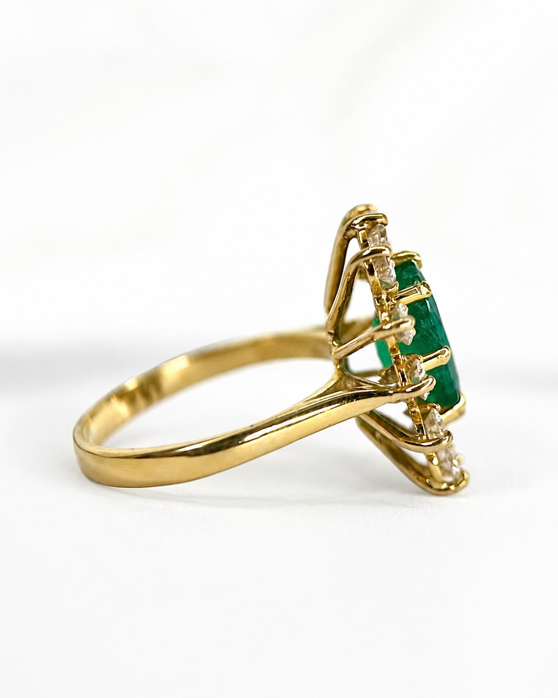 Anillo Margarita con esmeralda de 2.05 quilates y diamantes de 0.72 quilates, 4,71 g «Garance»