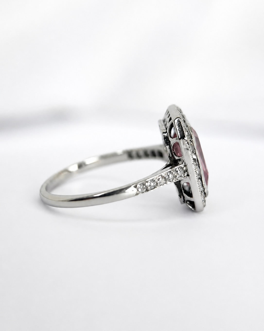 Anillo art déco de turmalina de 2.18 quilates y 32 diamantes «Lauriane»