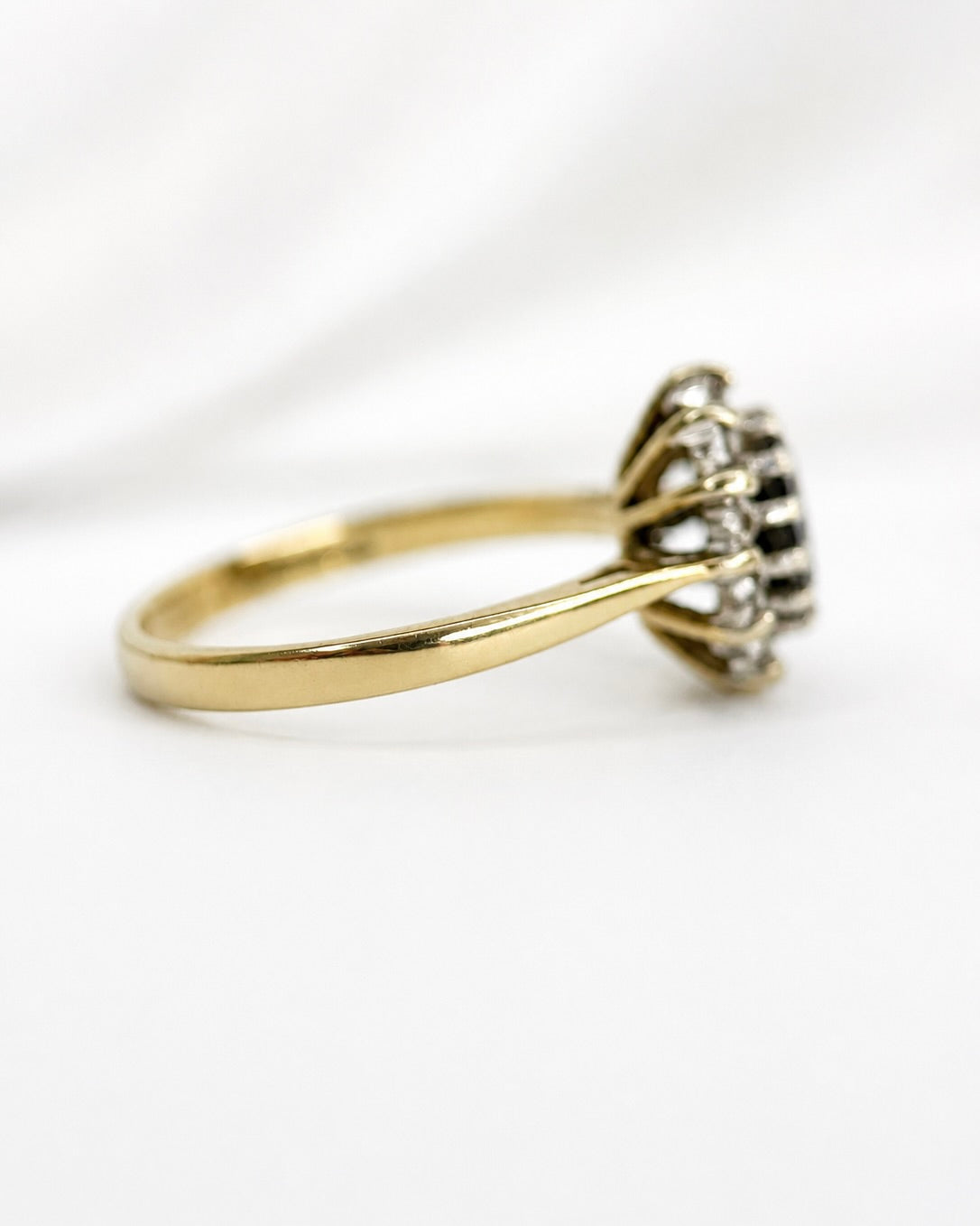 Bague Marguerite Saphir 1.10 carat & Diamants 0.24 carat "Jihane"