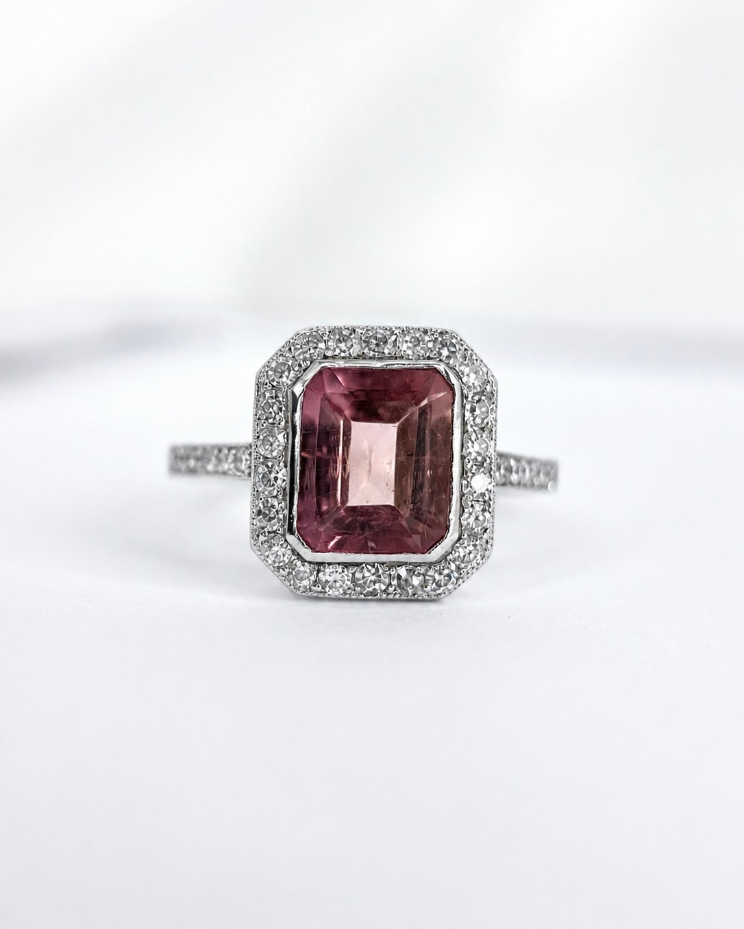 Anillo art déco de turmalina de 2.18 quilates y 32 diamantes «Lauriane»