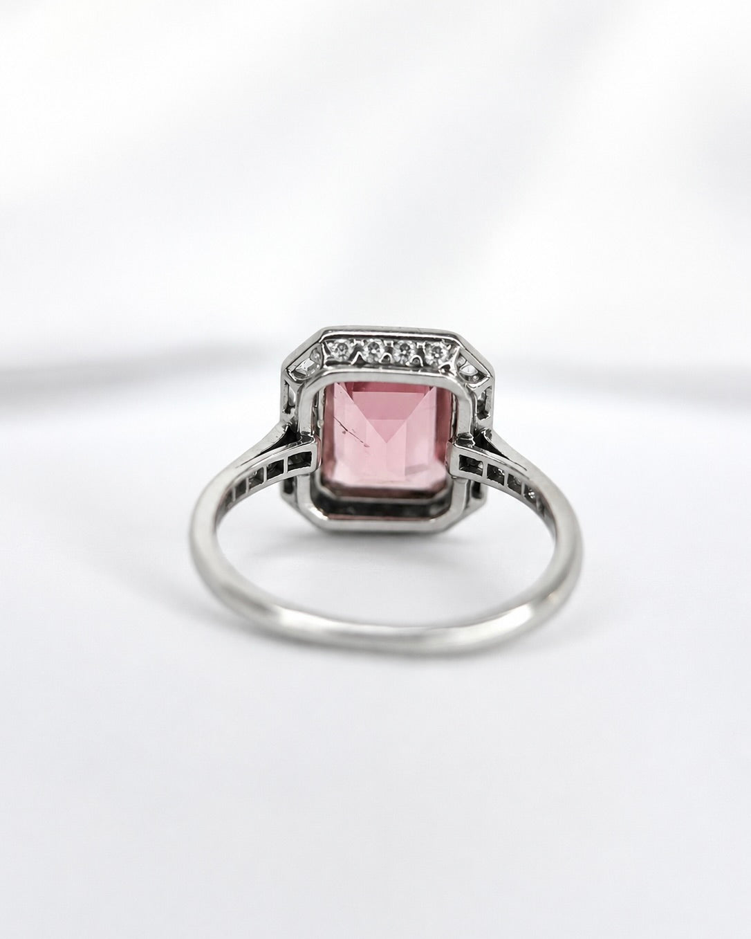 Anillo art déco de turmalina de 2.18 quilates y 32 diamantes «Lauriane»