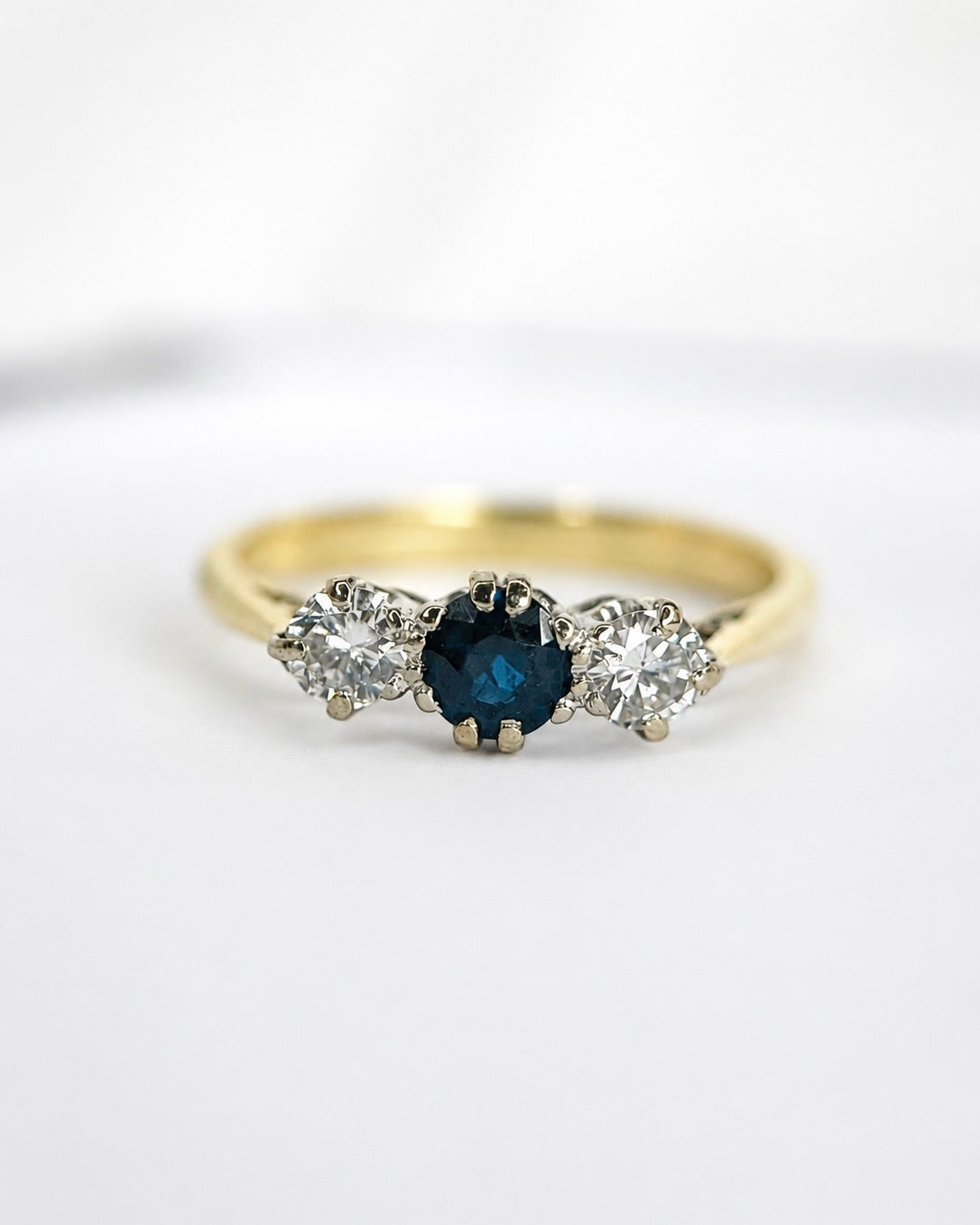 Bague Trilogie Saphir 0.66 carat & Diamants 0.40 carat "Sybille"