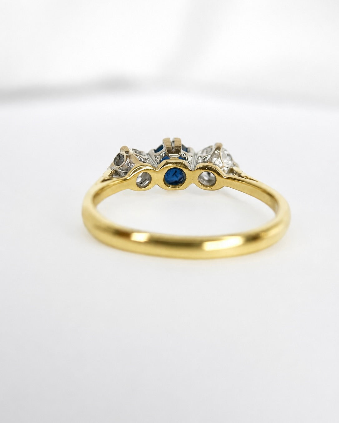 Bague Trilogie Saphir 0.66 carat & Diamants 0.40 carat "Sybille"