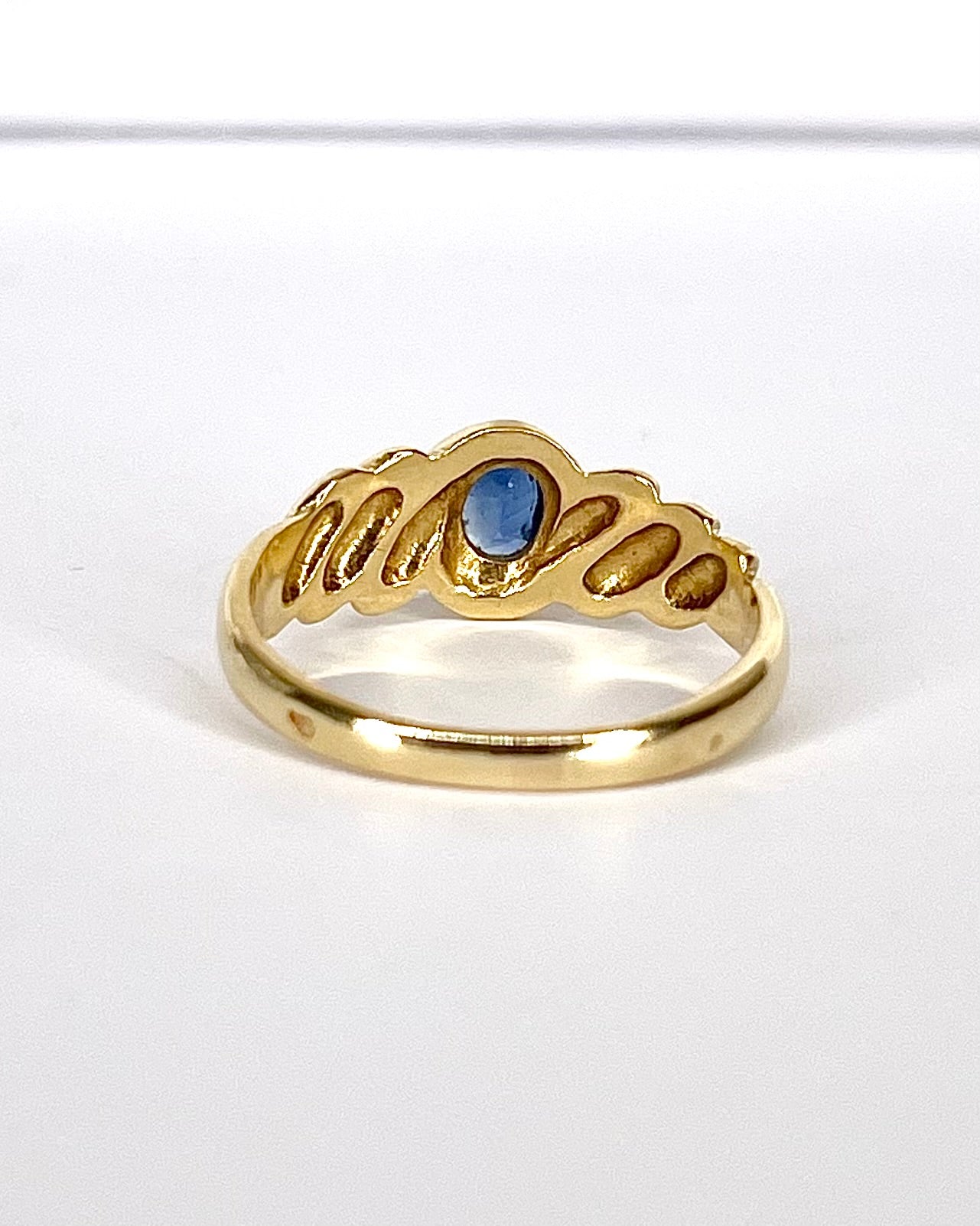 Sapphire 0.30 Carat and 3.46g Gold Band Ring "Oana"