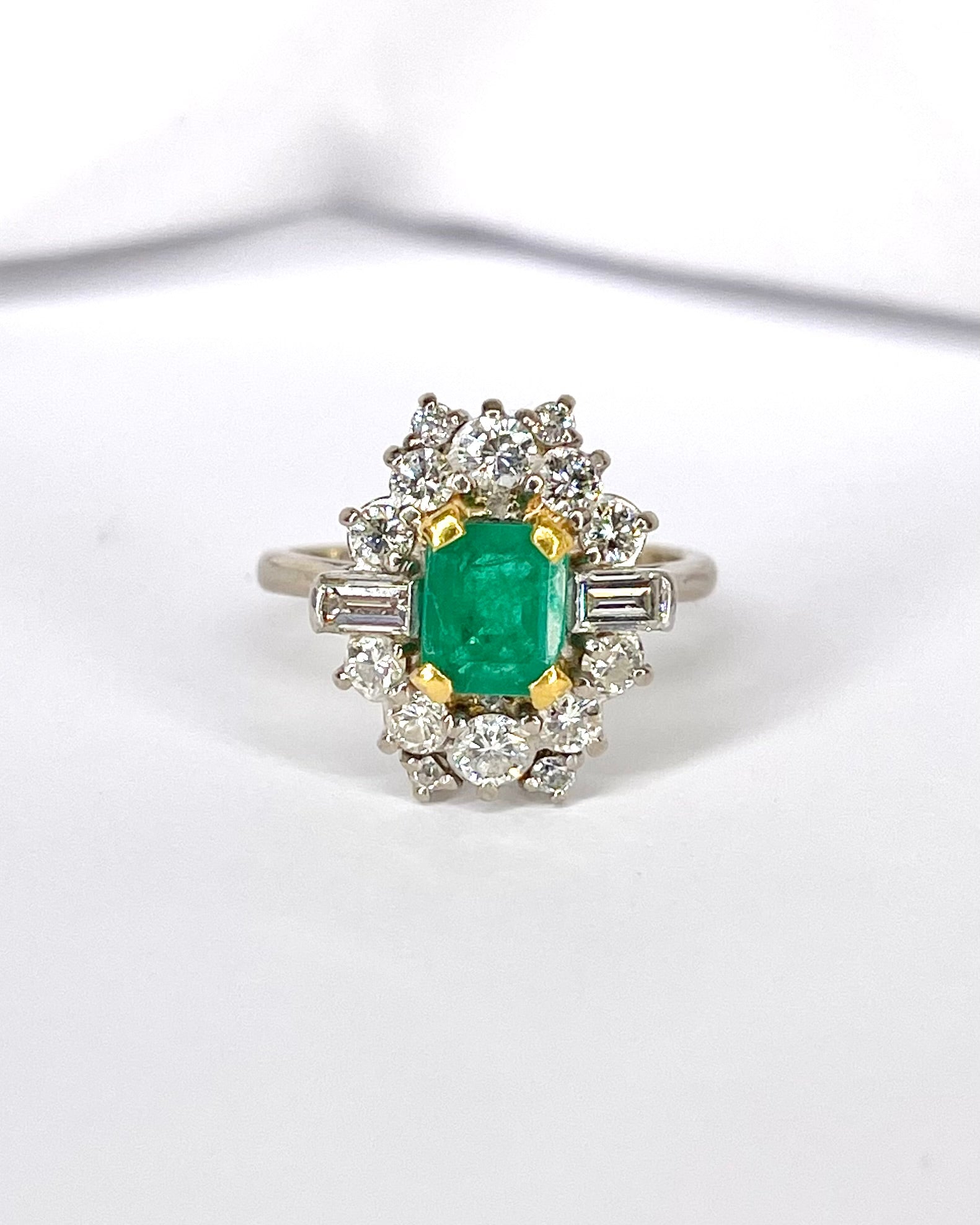 Anillo Margarita Esmeralda 1.30 quilates y Diamantes 1.04 quilates "Beatriz"