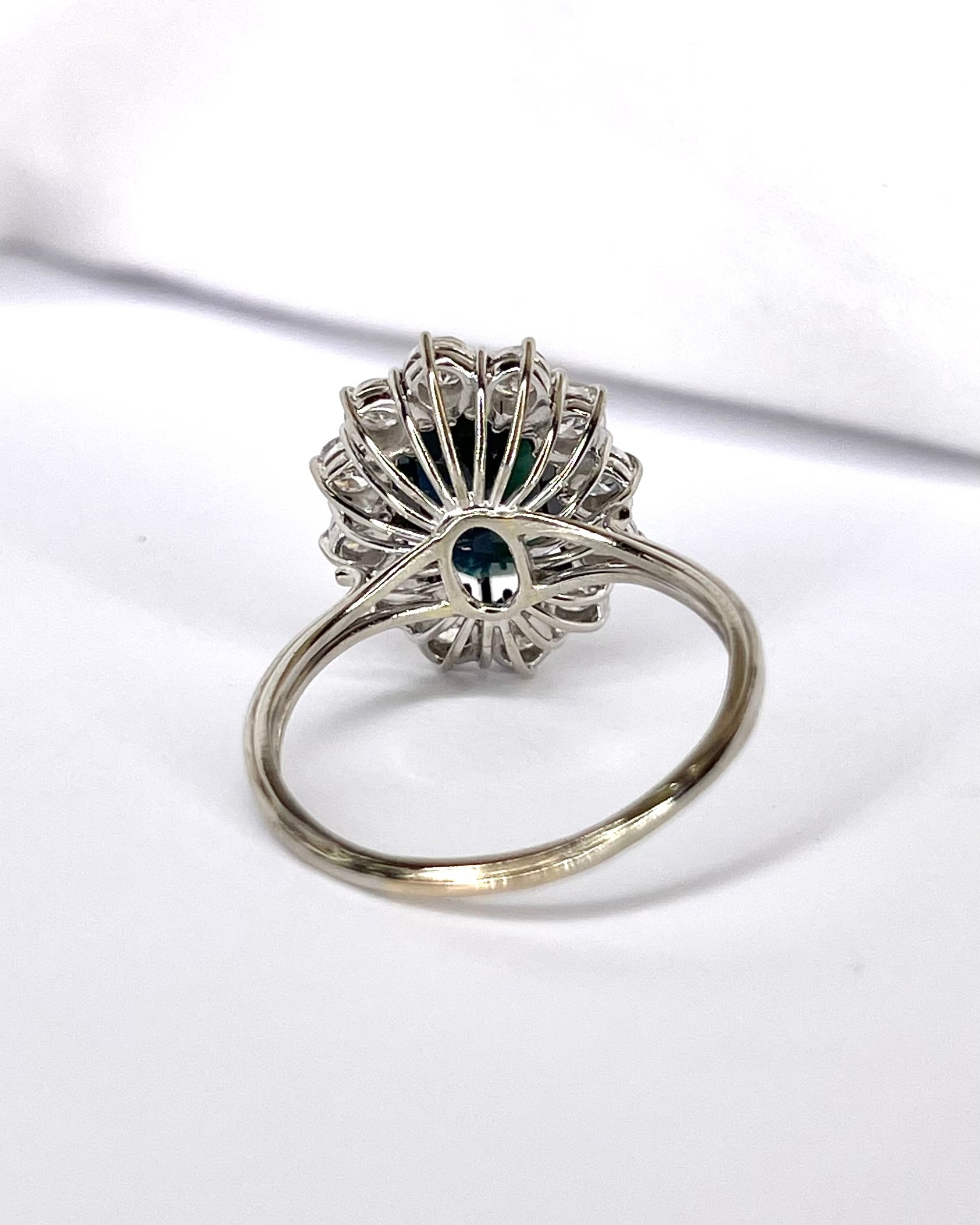 Anillo Marguerite Zafiro 3 quilates y 12 diamantes 0,84 quilates "Aymone"