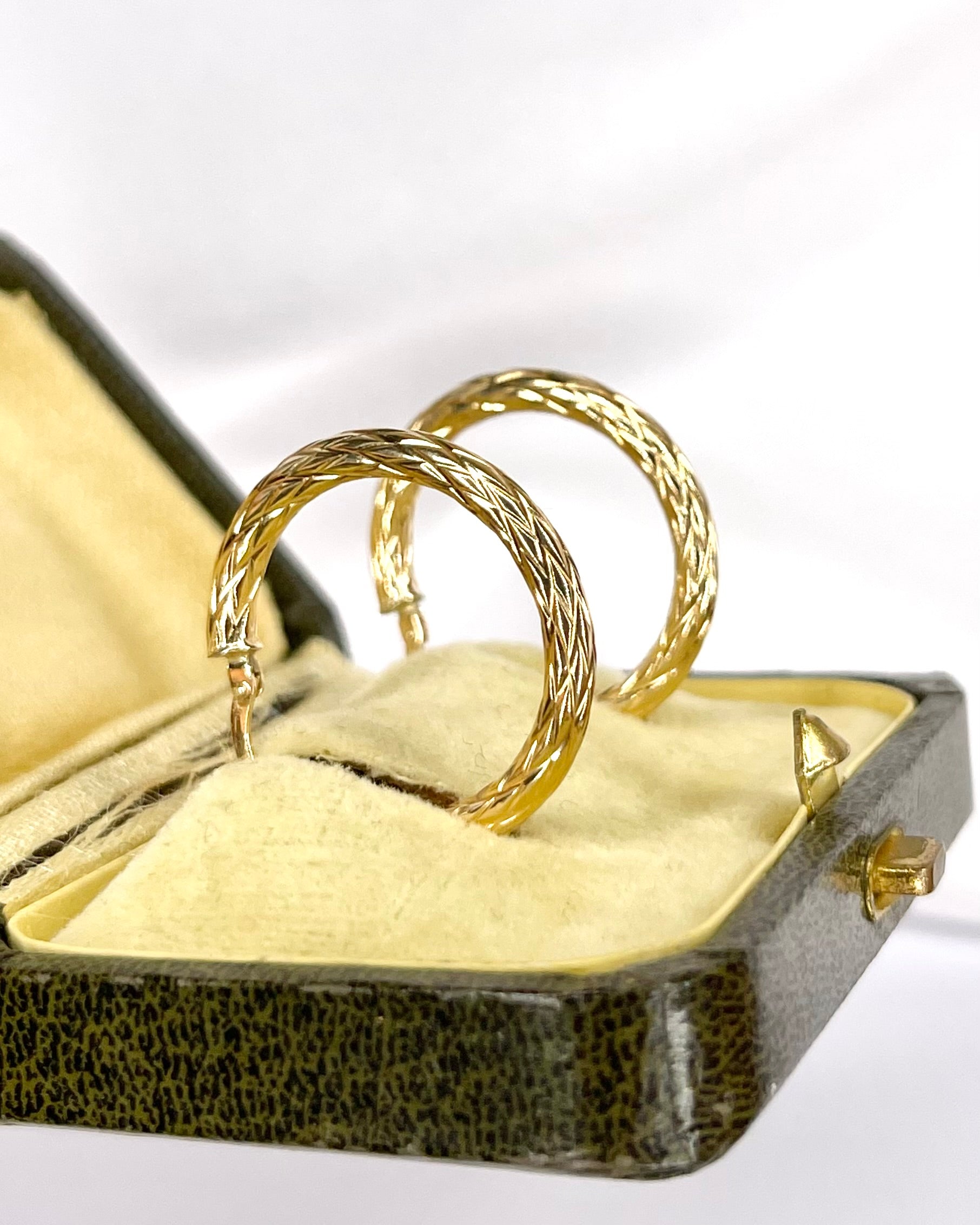 Aros de oro amarillo de 18 quilates "Daniella"