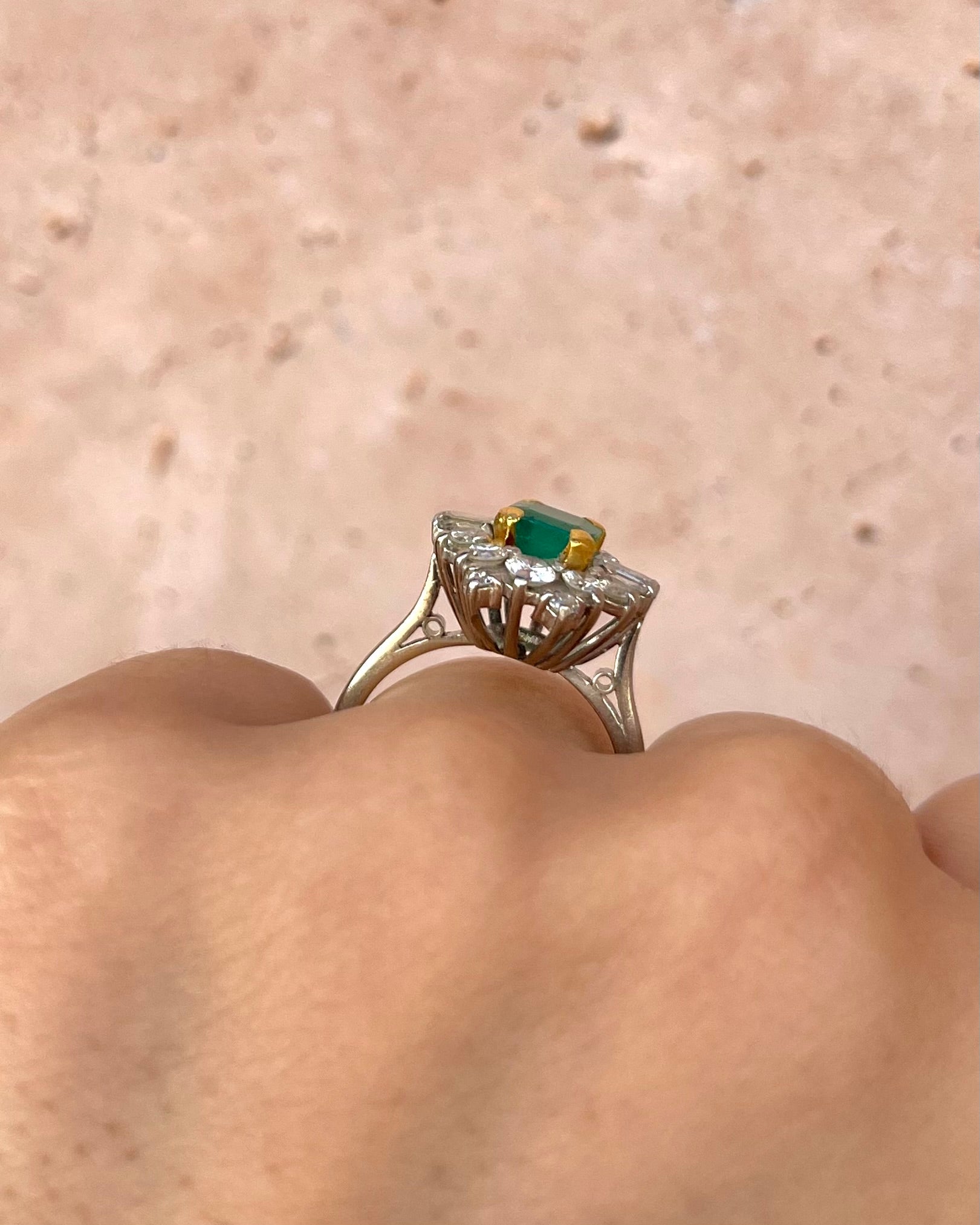 Anillo Margarita Esmeralda 1.30 quilates y Diamantes 1.04 quilates "Beatriz"