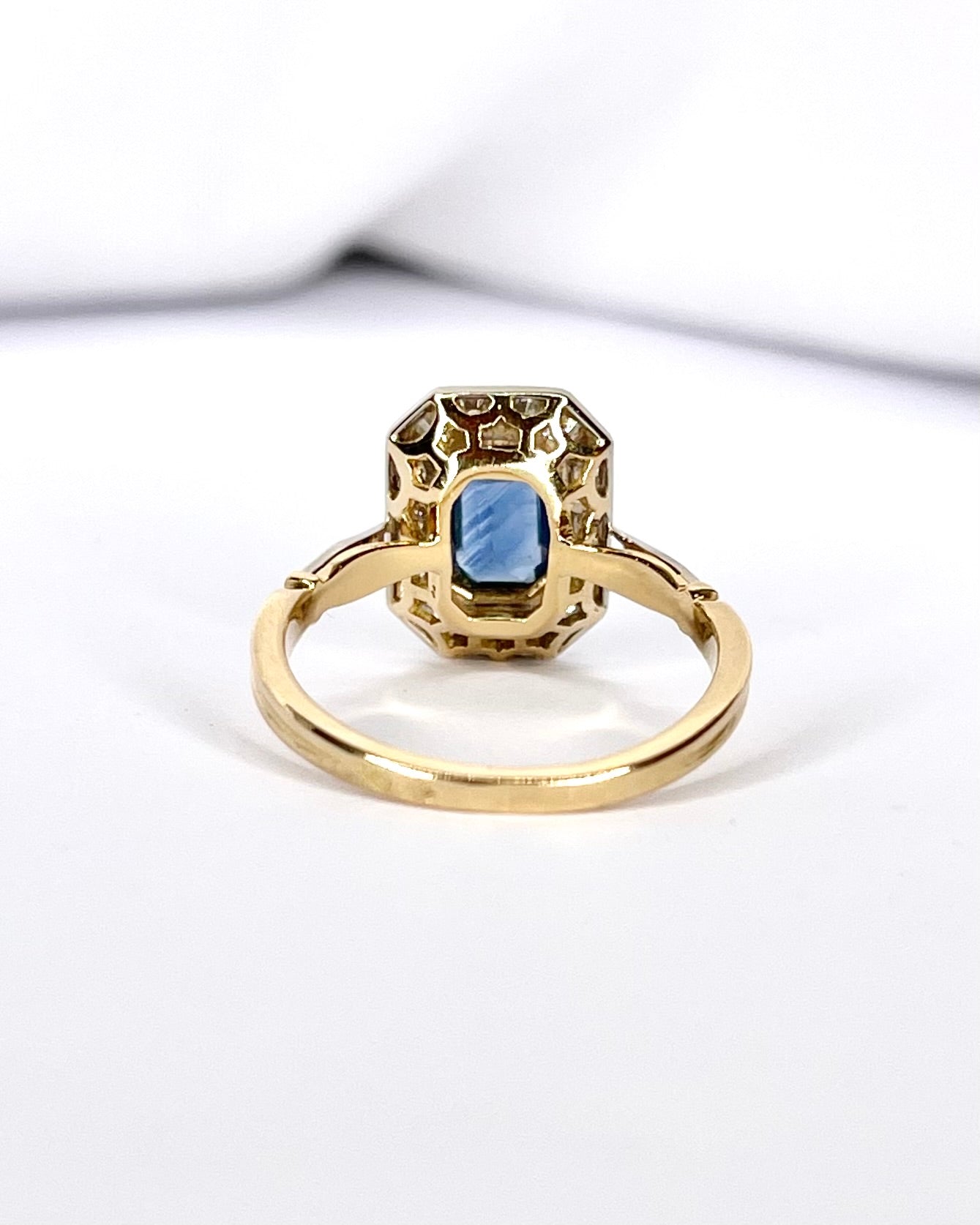 Bague Style Art-Déco Saphir 1.40 carat & 16 Diamants "Aliénor"