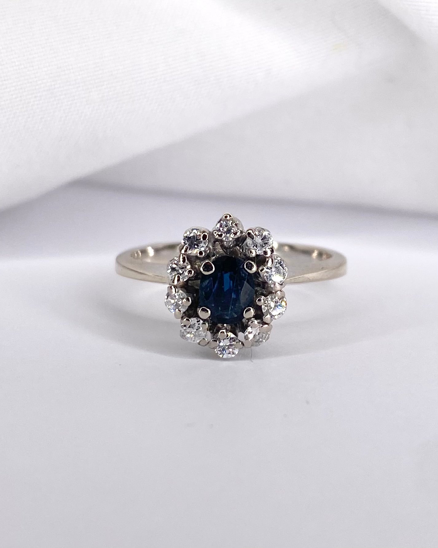 Bague Marguerite Saphir 0.52 carat & 10 Diamants "Louisa"