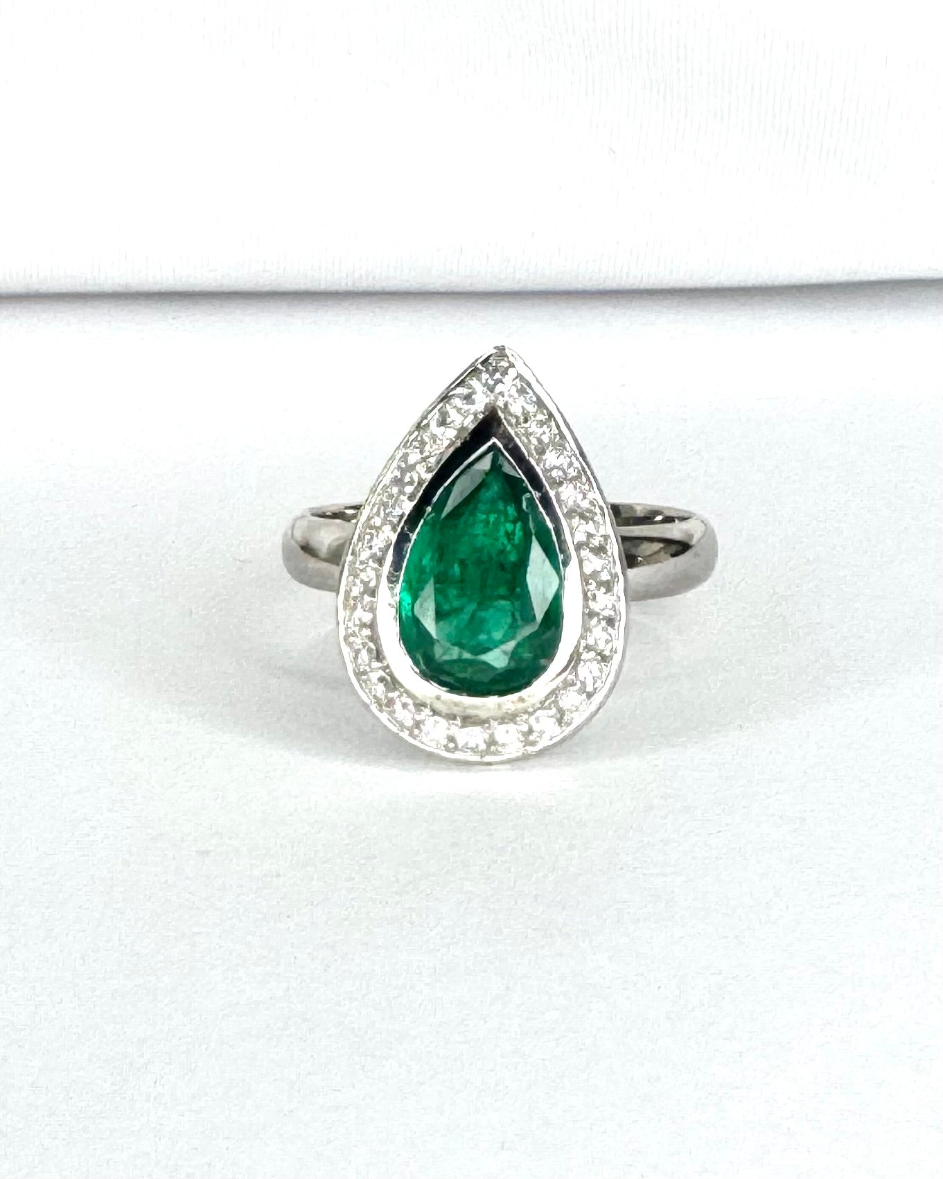 Anillo estilo Art Déco Esmeralda 1.40 quilates y diamantes "Louane"
