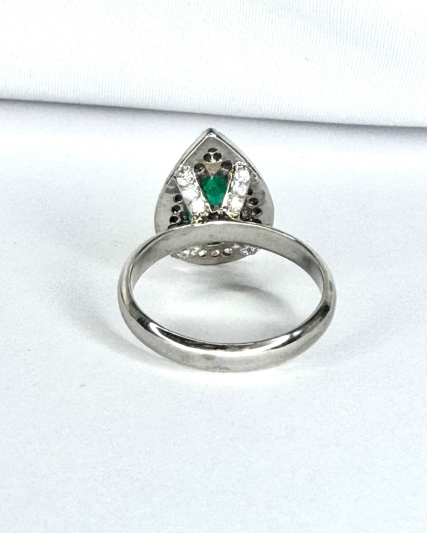 Anillo estilo Art Déco Esmeralda 1.40 quilates y diamantes "Louane"