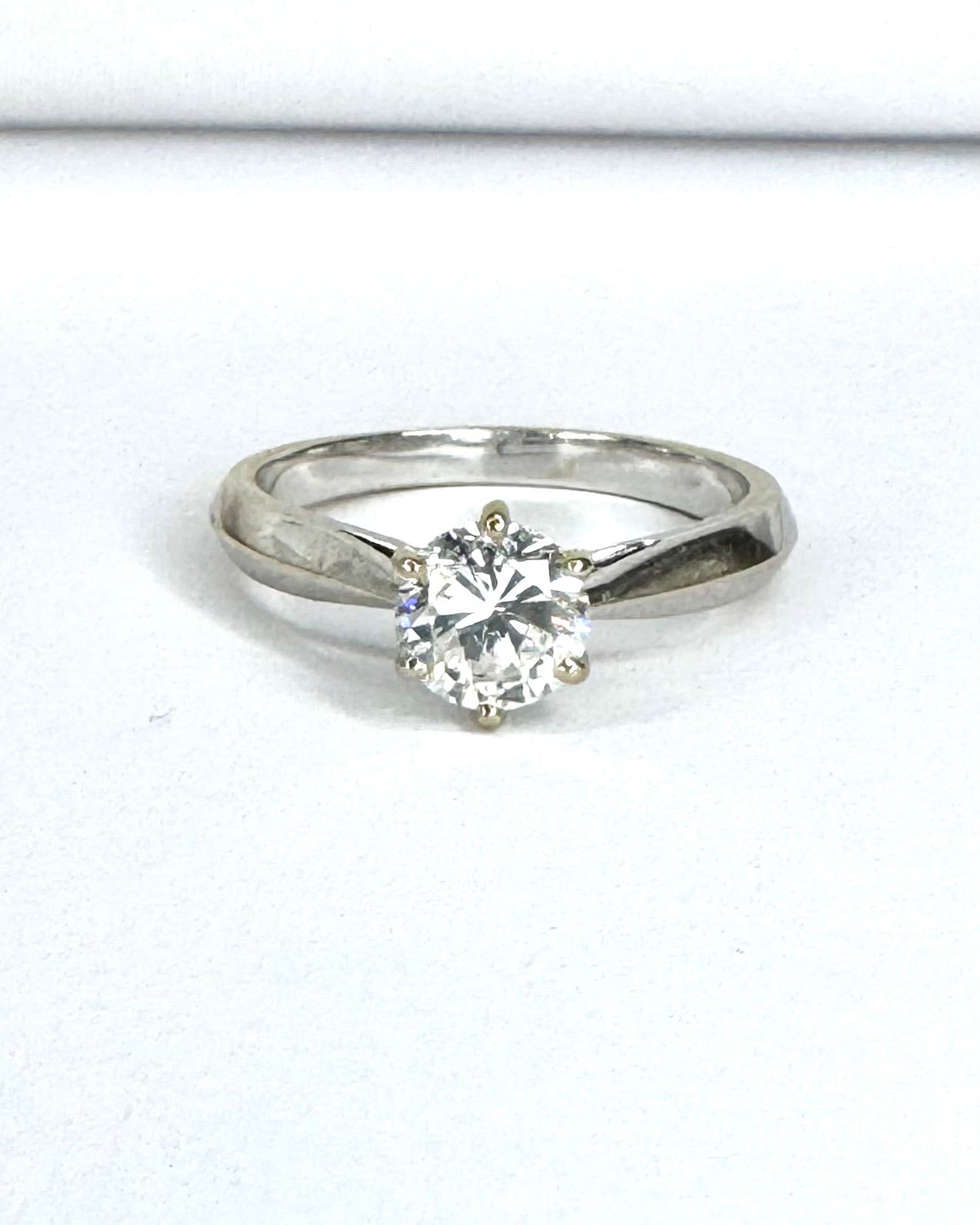 Anillo solitario con diamante 0,85 ct y oro gris de 18 quilates "Romy"