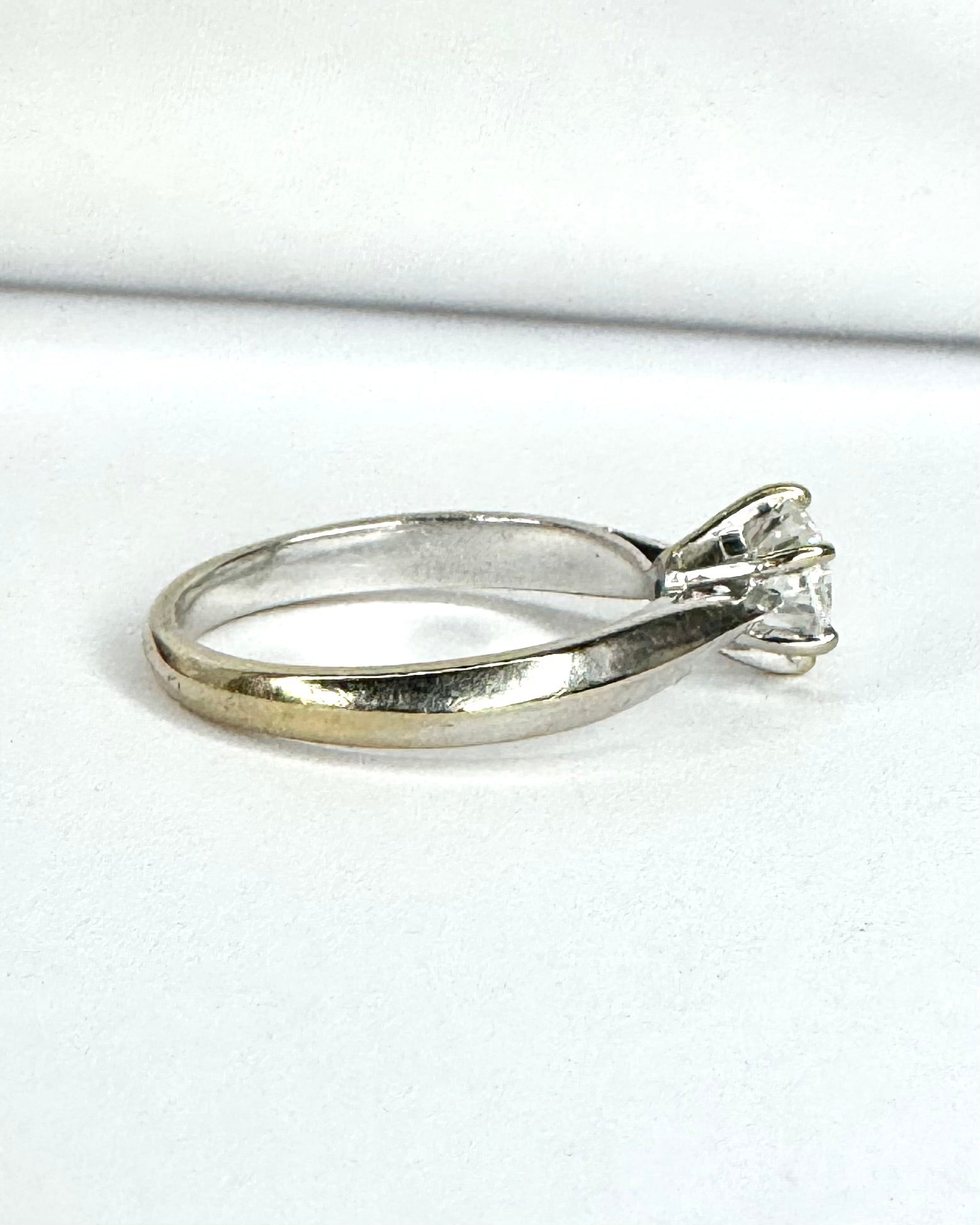 Anillo solitario con diamante 0,85 ct y oro gris de 18 quilates "Romy"