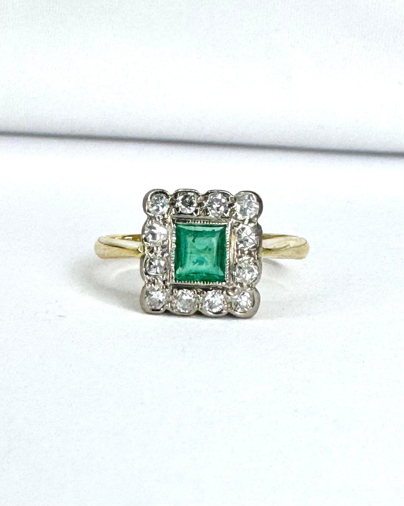 Anillo Art Déco Esmeralda 0,38 cts y Diamantes 0,36 cts "Evelina"