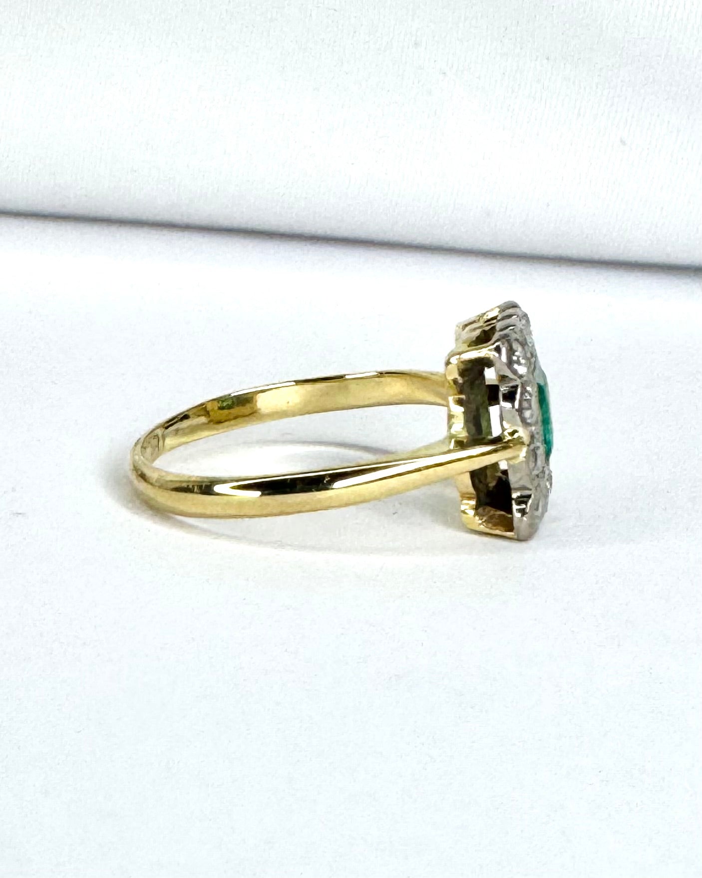 Anillo Art Déco Esmeralda 0,38 cts y Diamantes 0,36 cts "Evelina"