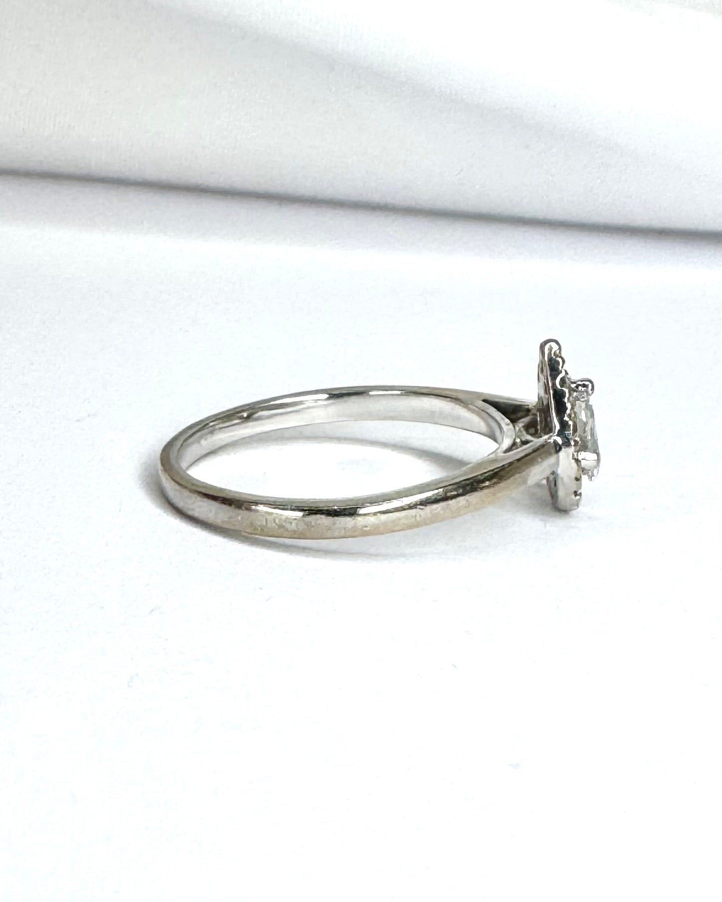 Anillo solitario con diamantes en forma de pera 0.36 quilates "Nine"