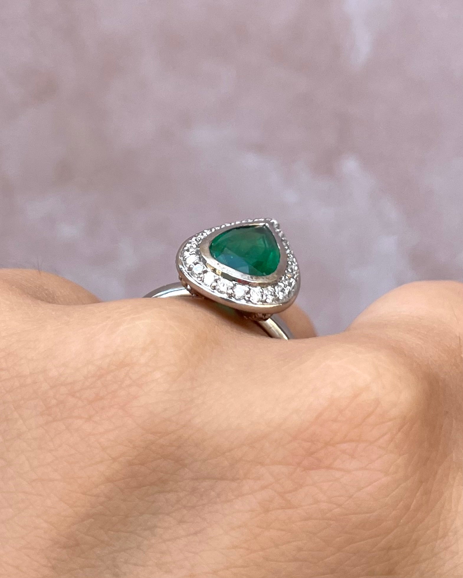 Anillo estilo Art Déco Esmeralda 1.40 quilates y diamantes "Louane"