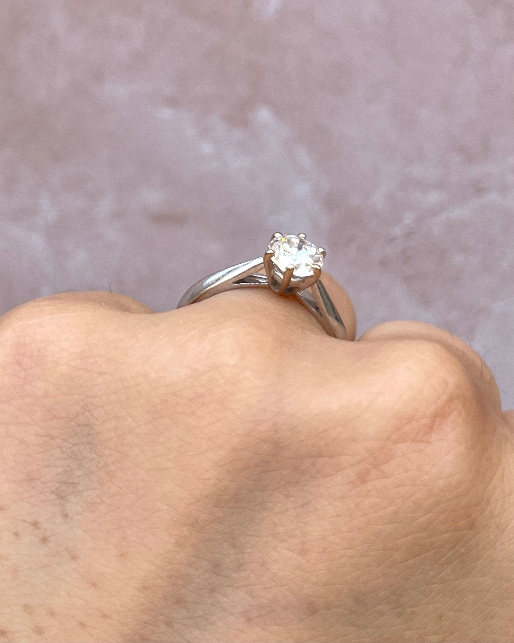 Anillo solitario con diamante 0,85 ct y oro gris de 18 quilates "Romy"