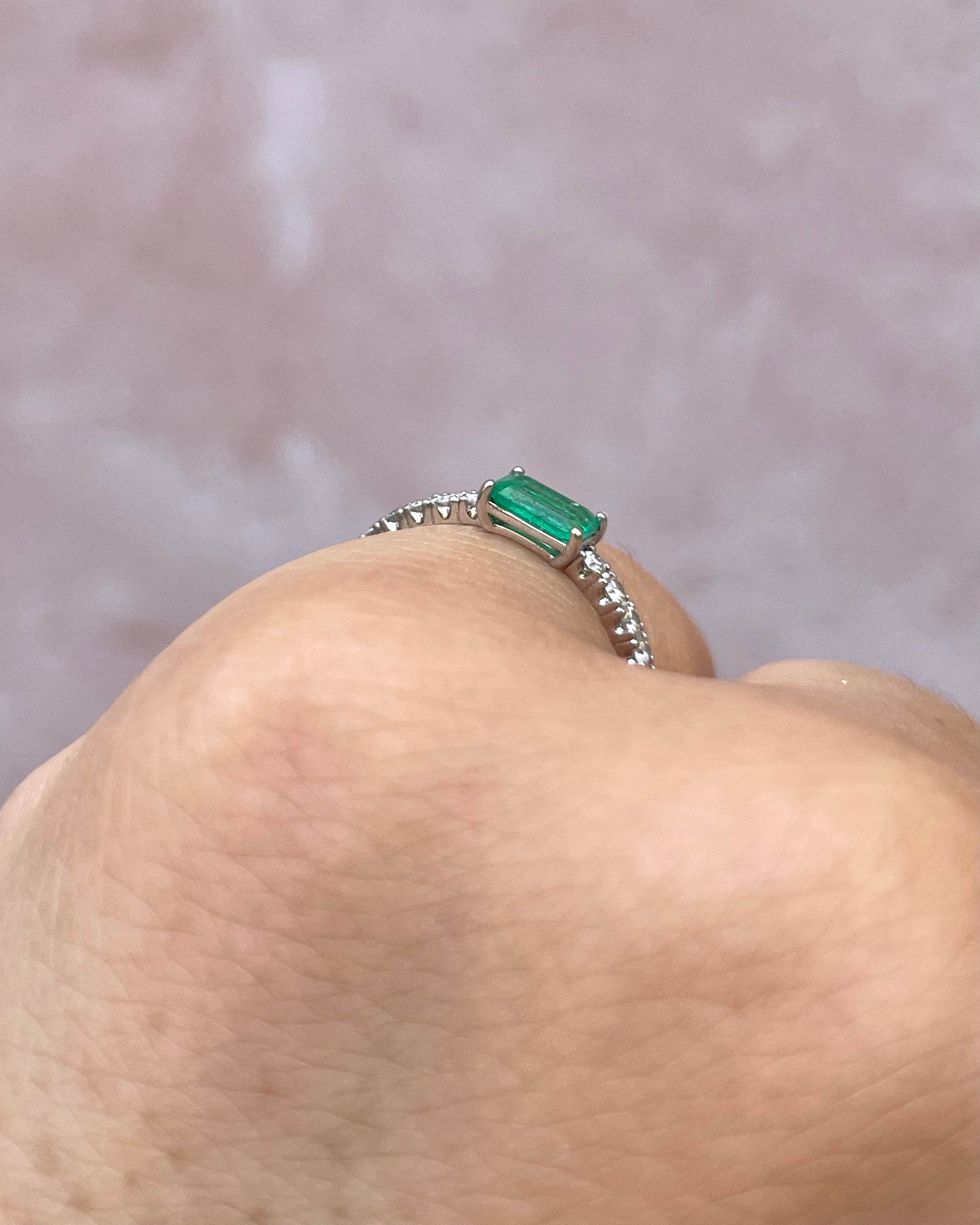 Anillo Pinky Solitario Esmeralda y 16 Diamantes "Gina"