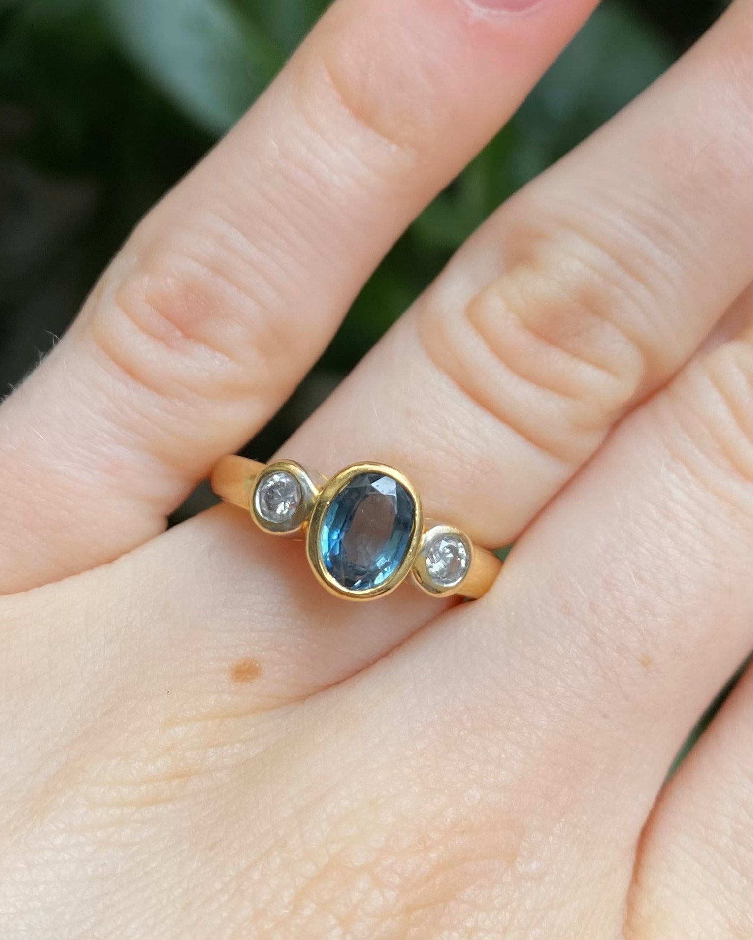 Anillo Trilogía Zafiro 1 quilate y Diamantes "Jacqueline"
