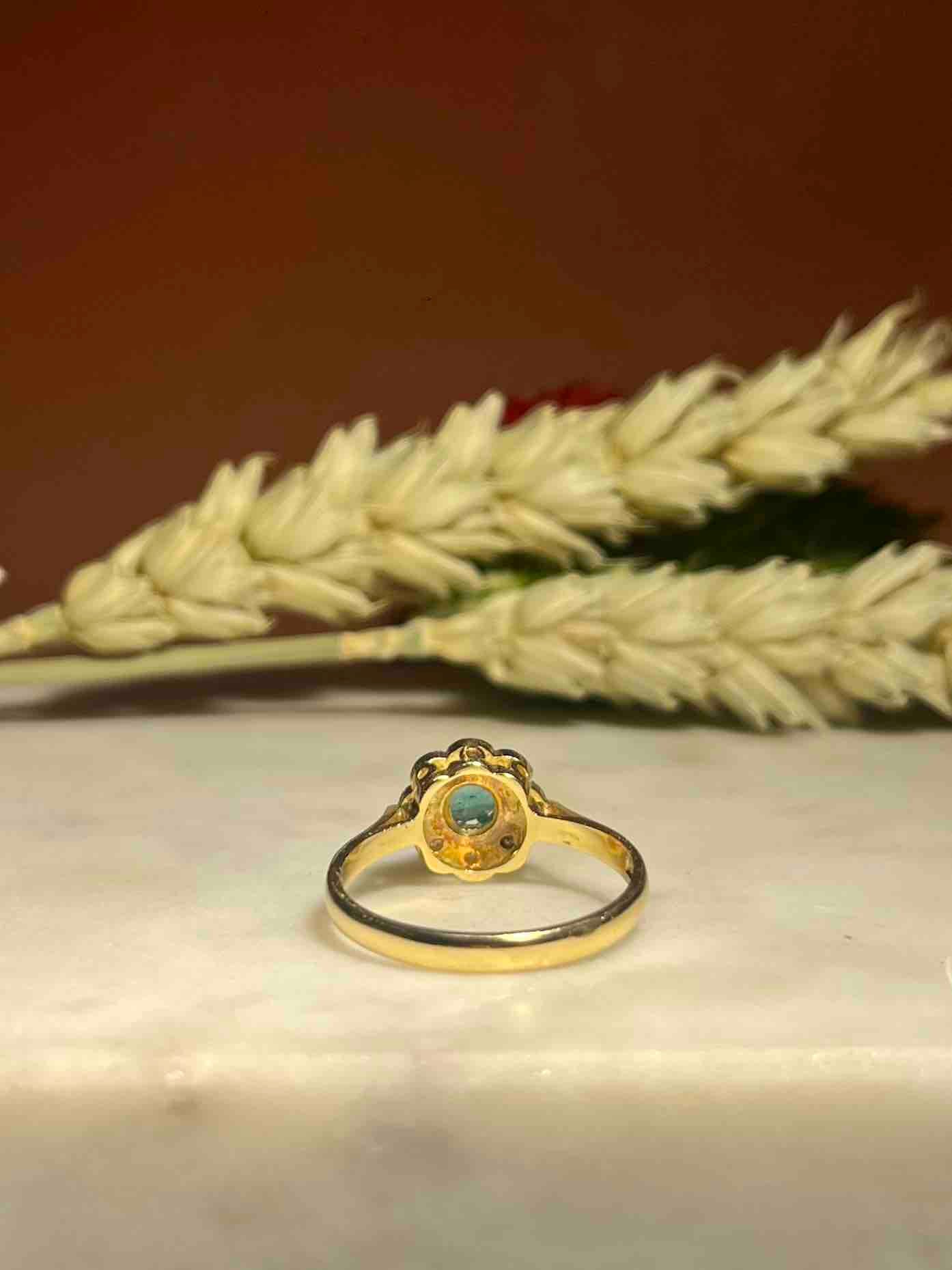 Anillo "Cécilia" con margaritas de diamantes y esmeraldas